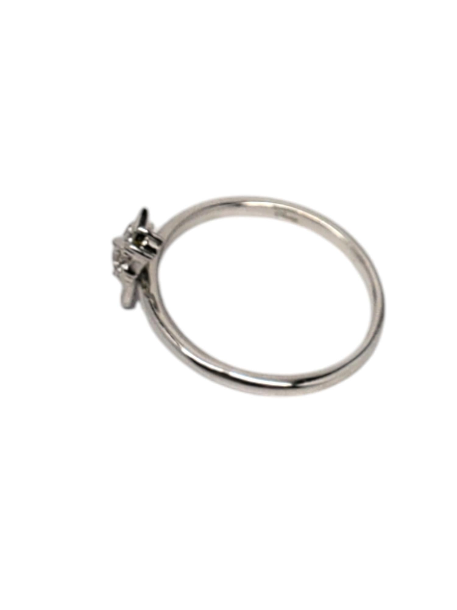 Disney Sterling Silver Green Tourmaline Fairy Godmother Ring Size 8 

This enchanted aurora flora fairy ring features a green tourmaline set in sterling silver by Disney jewelry.

Shank: 1.59 mm

Size: 8

Front of ring approx. 13mm x 9 mm

Stamped: