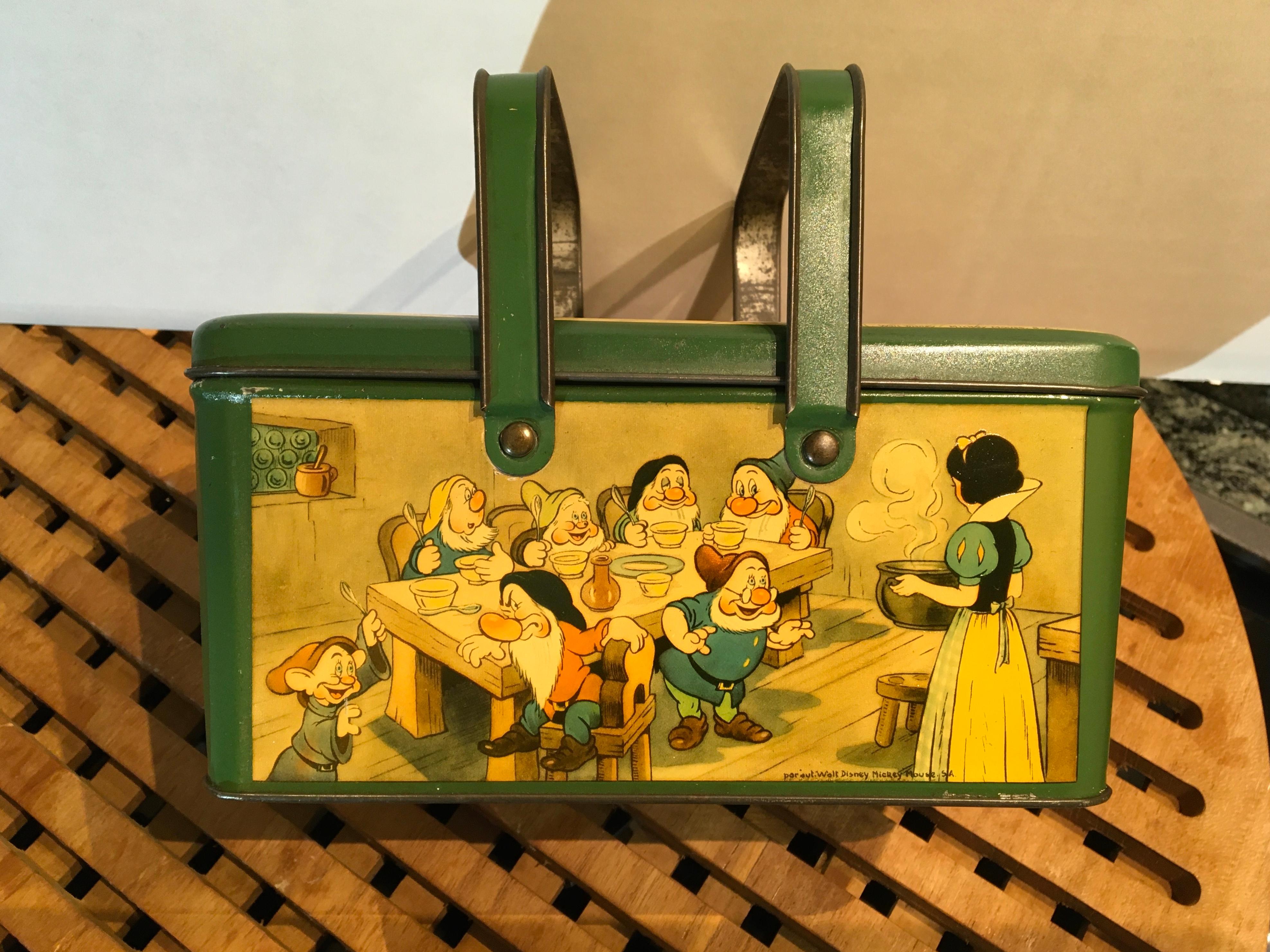 Disney tin Snow White and 7 Dwarfs  In Good Condition For Sale In Antwerp, BE
