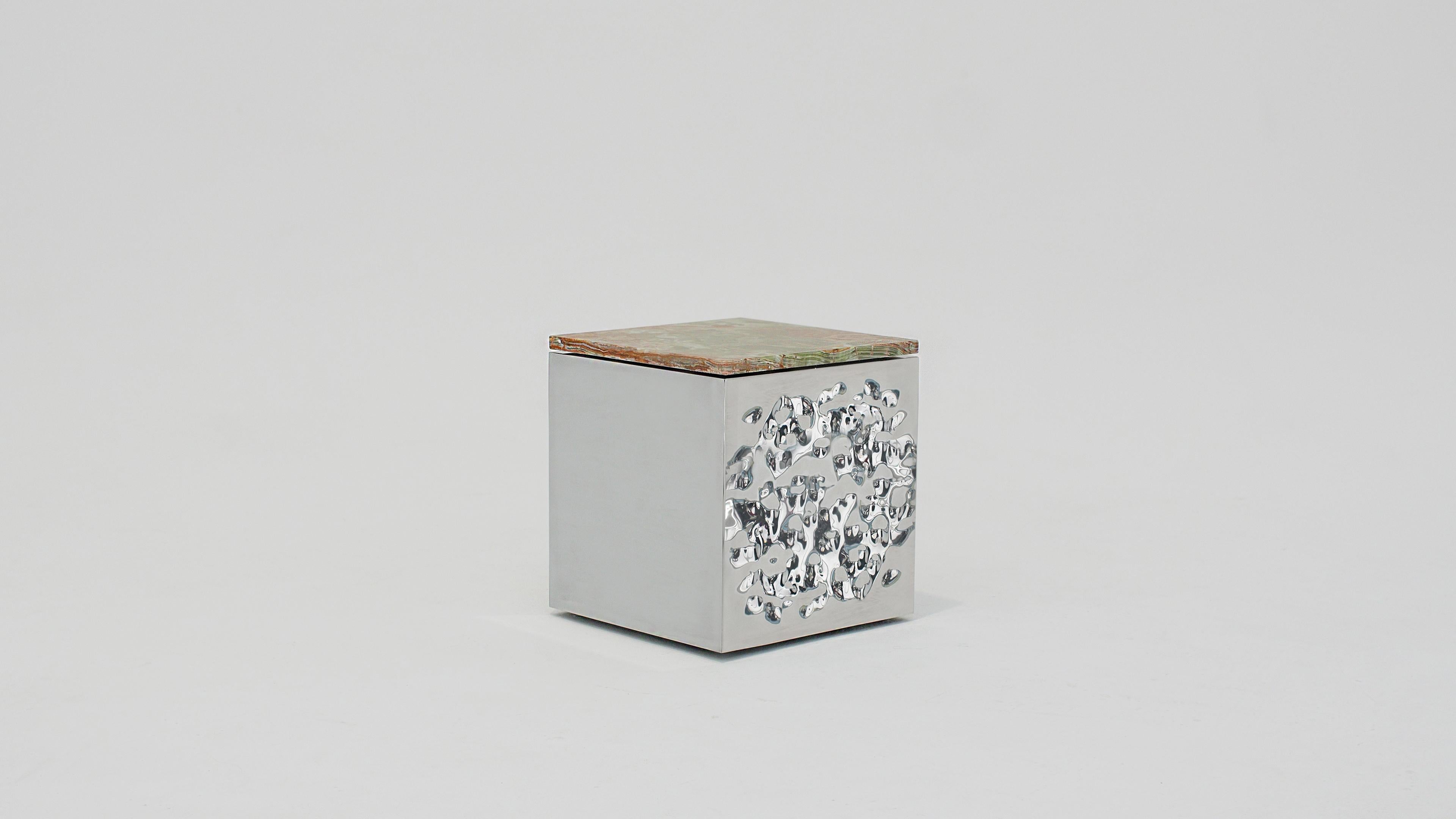 Sgabello Disordine di Joana Teixeira
Edizione limitata
Dimensioni: D 40 x L 40  x H. 43 cm.
Materiali: Acciaio inossidabile, onice e compensato.

DISORDINE rappresenta la materializzazione della nostra trasformazione come individui, espressa