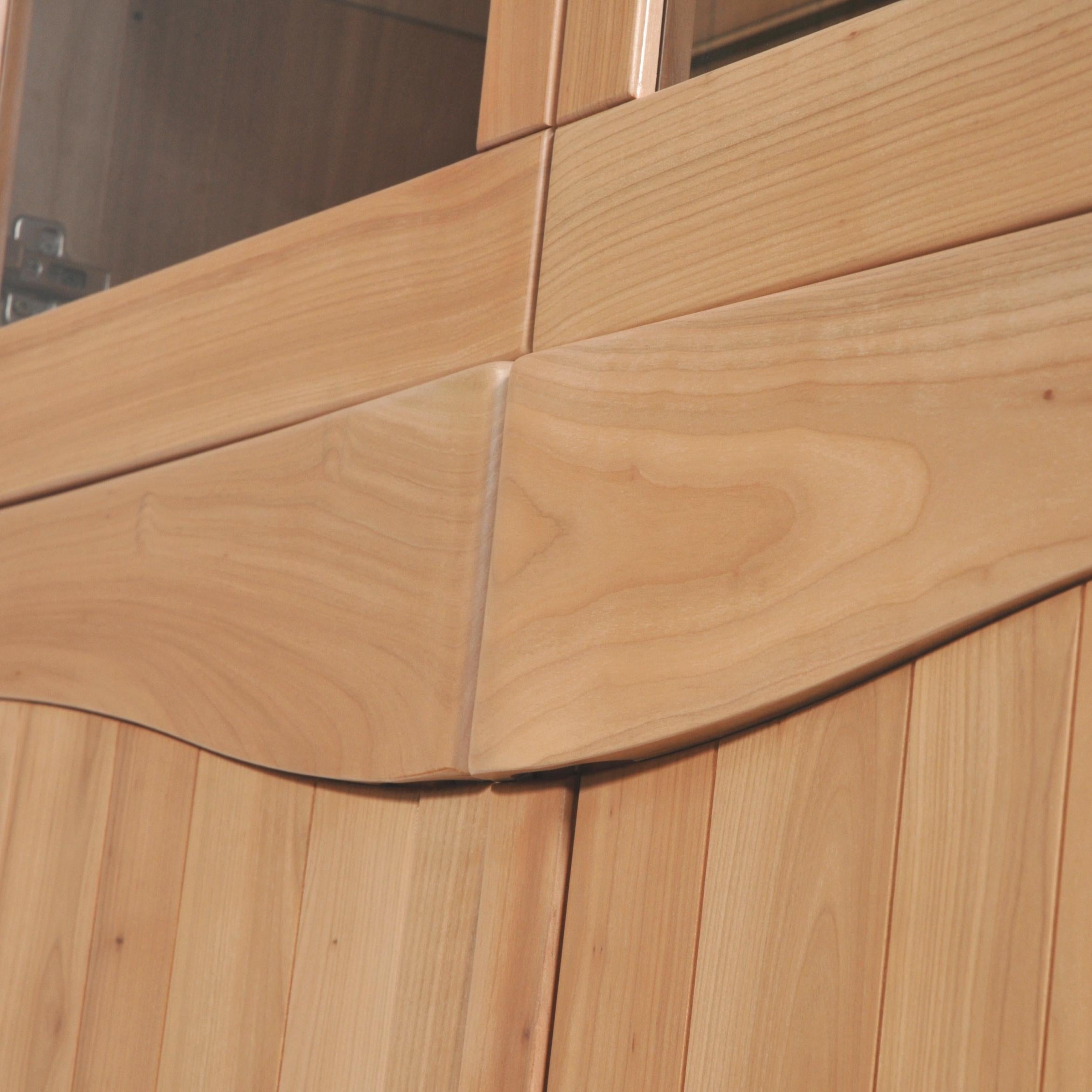 Schrank mit 4 Türen aus massivem französischem Kirschbaumholz, 100 % Made in France (Moderne) im Angebot