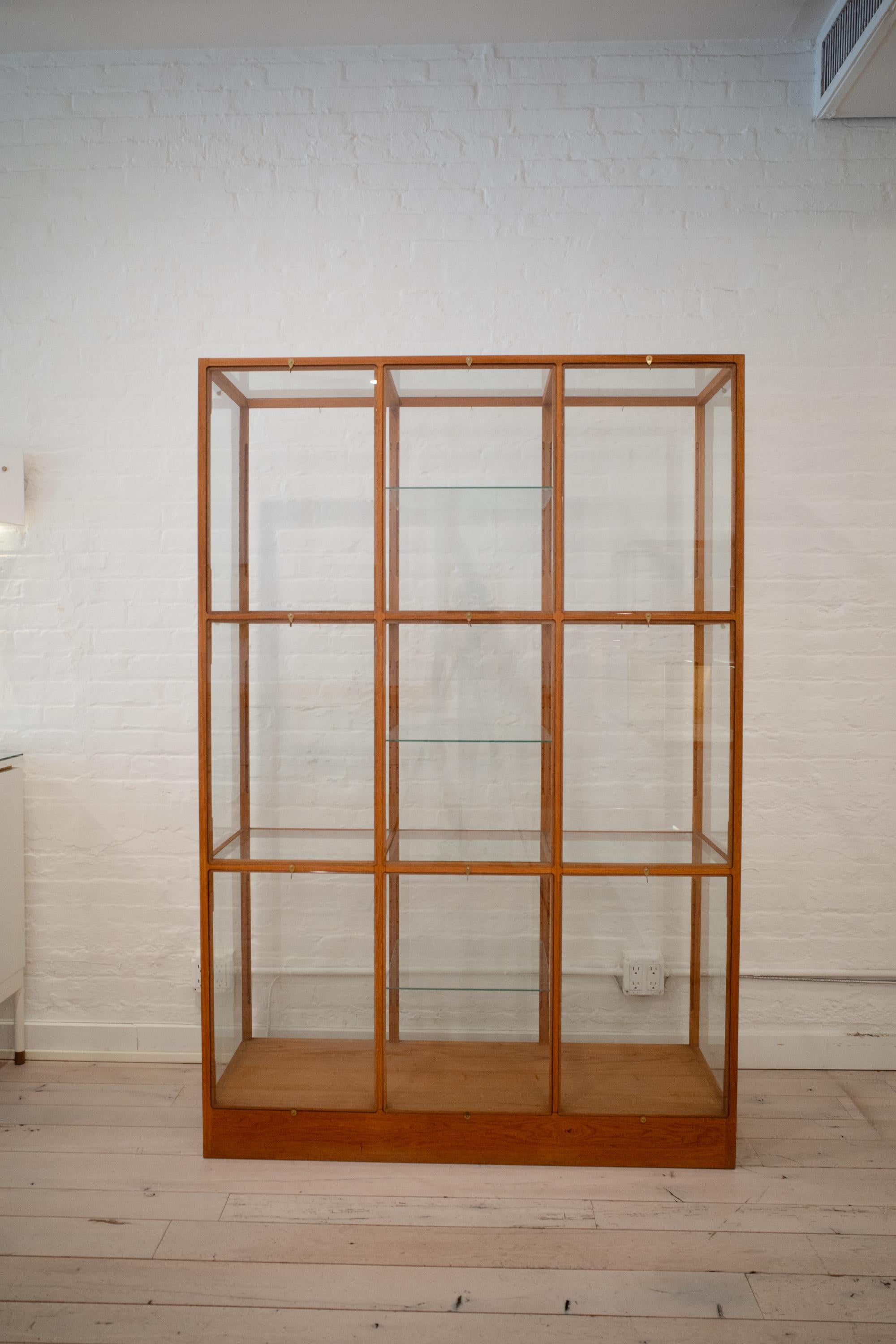 La costruzione minimale di questo mobile privilegia una forma elegante. Al posto di cerniere o porte, le lastre di vetro sono fissate da chiavistelli in ottone nelle scanalature del telaio in Oak, che, insieme alla scaffalatura in vetro, crea un