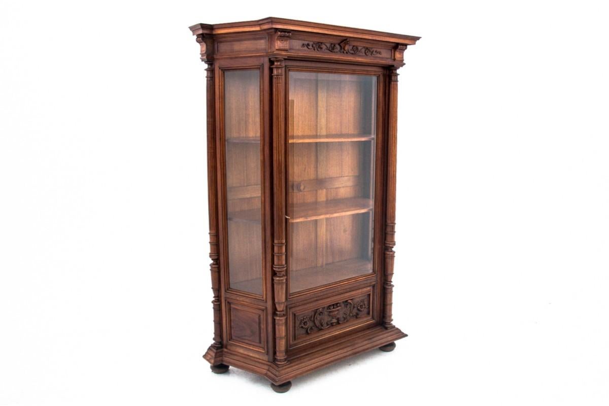 Display cabinet, France, circa 1870.

Very good condition, after professional renovation.

Wood: walnut

dimensions: height 175 cm width 125 cm depth 48 cm