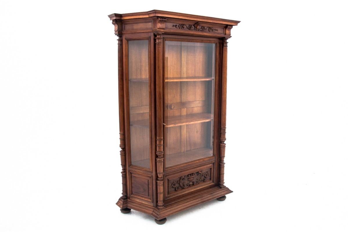 Vetrina, Francia, 1870 circa.

In ottime condizioni, dopo una ristrutturazione professionale.

Legno: noce

Dimensioni: altezza 175 cm larghezza 125 cm profondità 48 cm
