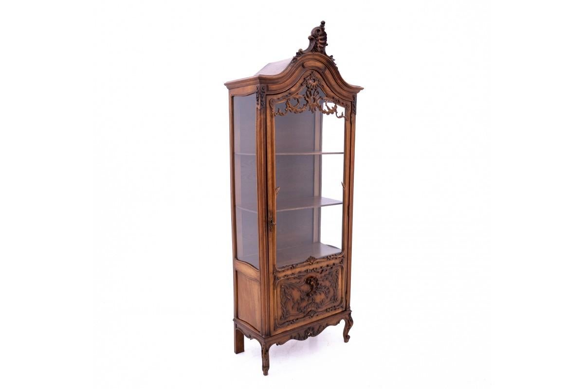 Vetrina, Francia, 1870 circa.

Ottime condizioni.

legno: noce

Dimensioni: altezza 189 cm larghezza 72 cm profondità 40 cm