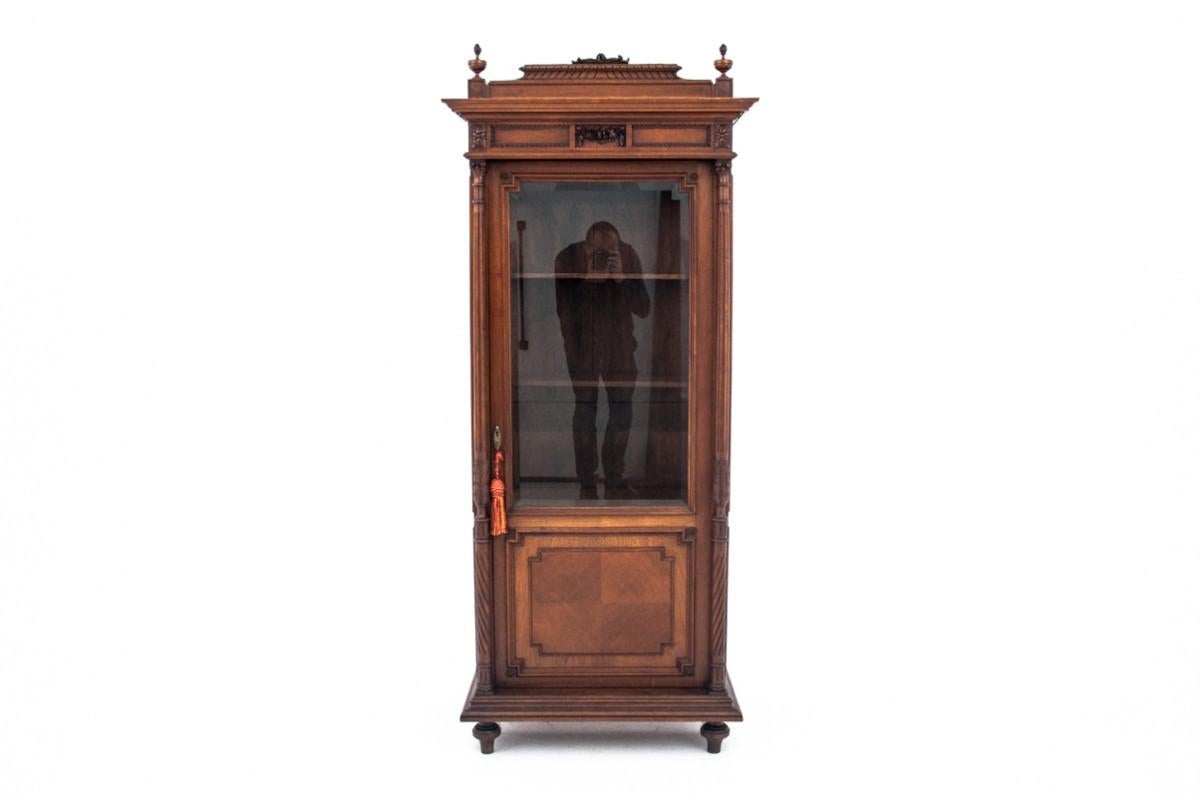 Display cabinet, France, circa 1890.

Very good condition, after professional renovation.

Wood: walnut

dimensions height 167 cm width 77 cm depth 45 cm