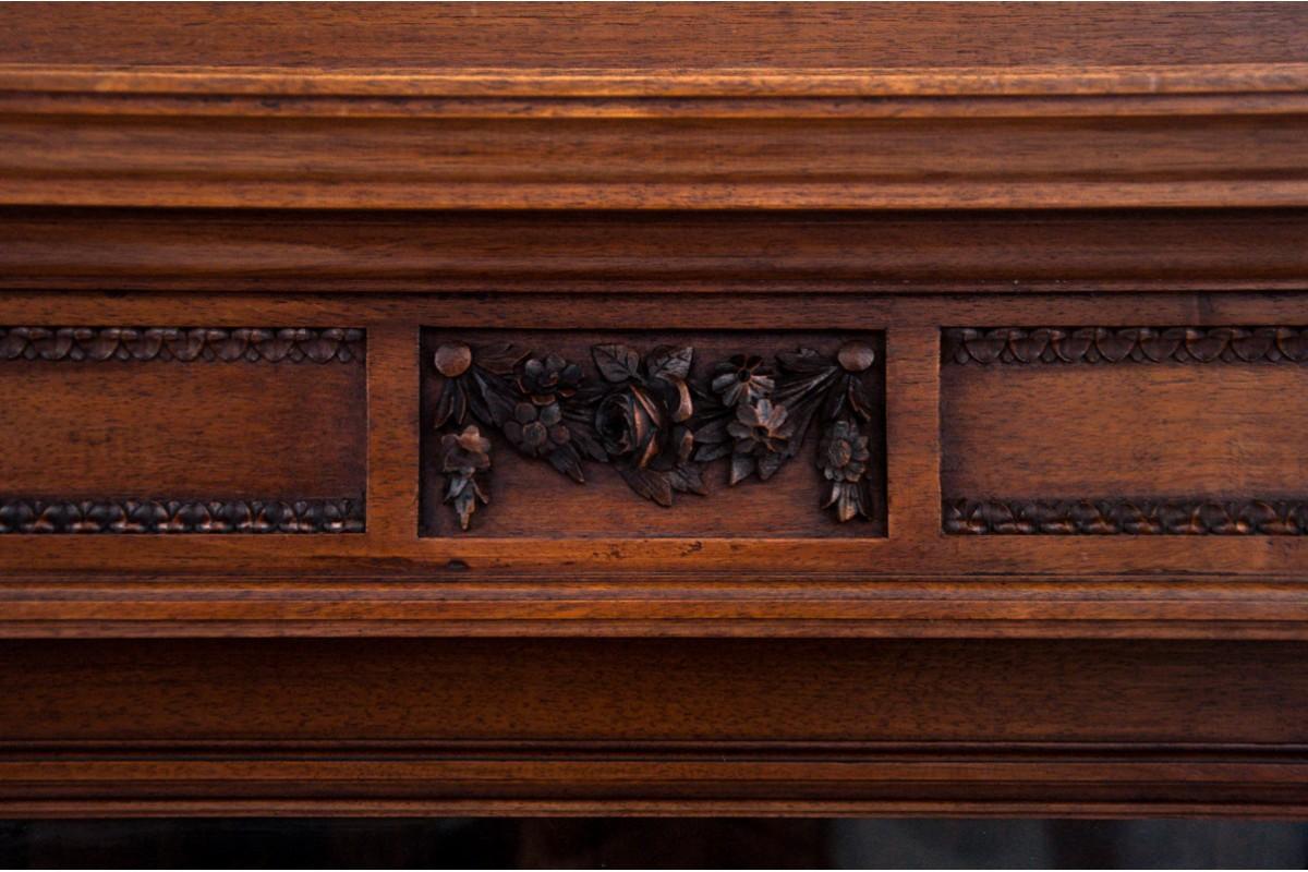 Walnut Display cabinet, France, circa 1890. After renovation. For Sale