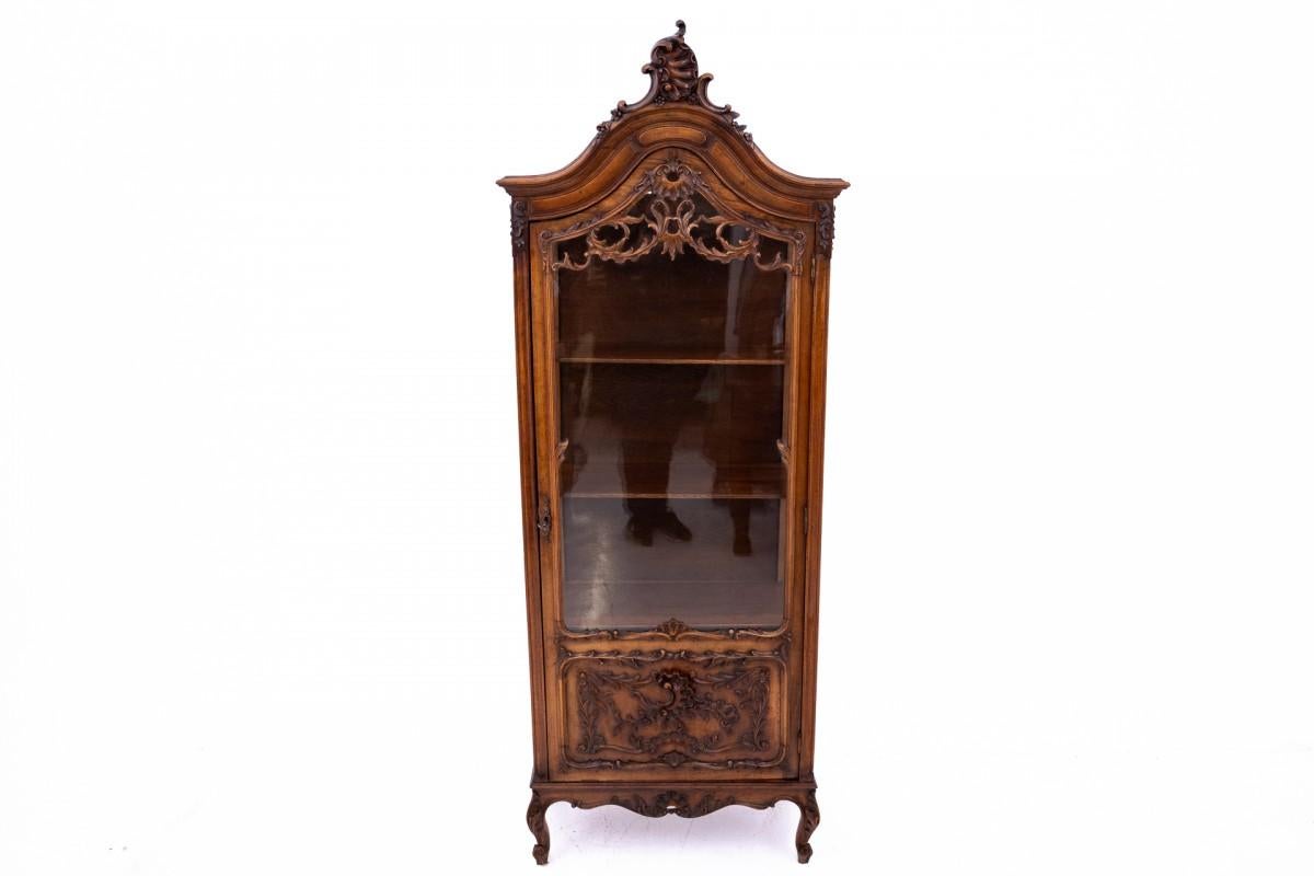Display cabinet, France, circa 1910.

Very good condition.

wood: walnut

dimensions: height 189 cm width 72 cm depth 40 cm