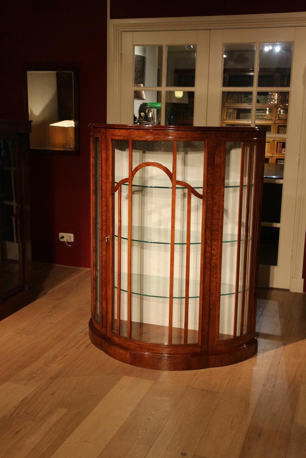 Display cabinet in Art Deco style made of elm wood. In very good condition. With 3 glass shelves.
Origin: The Netherlands
Period: Late 20th century
Size: 113 cm x 45 cm x H 140cm.