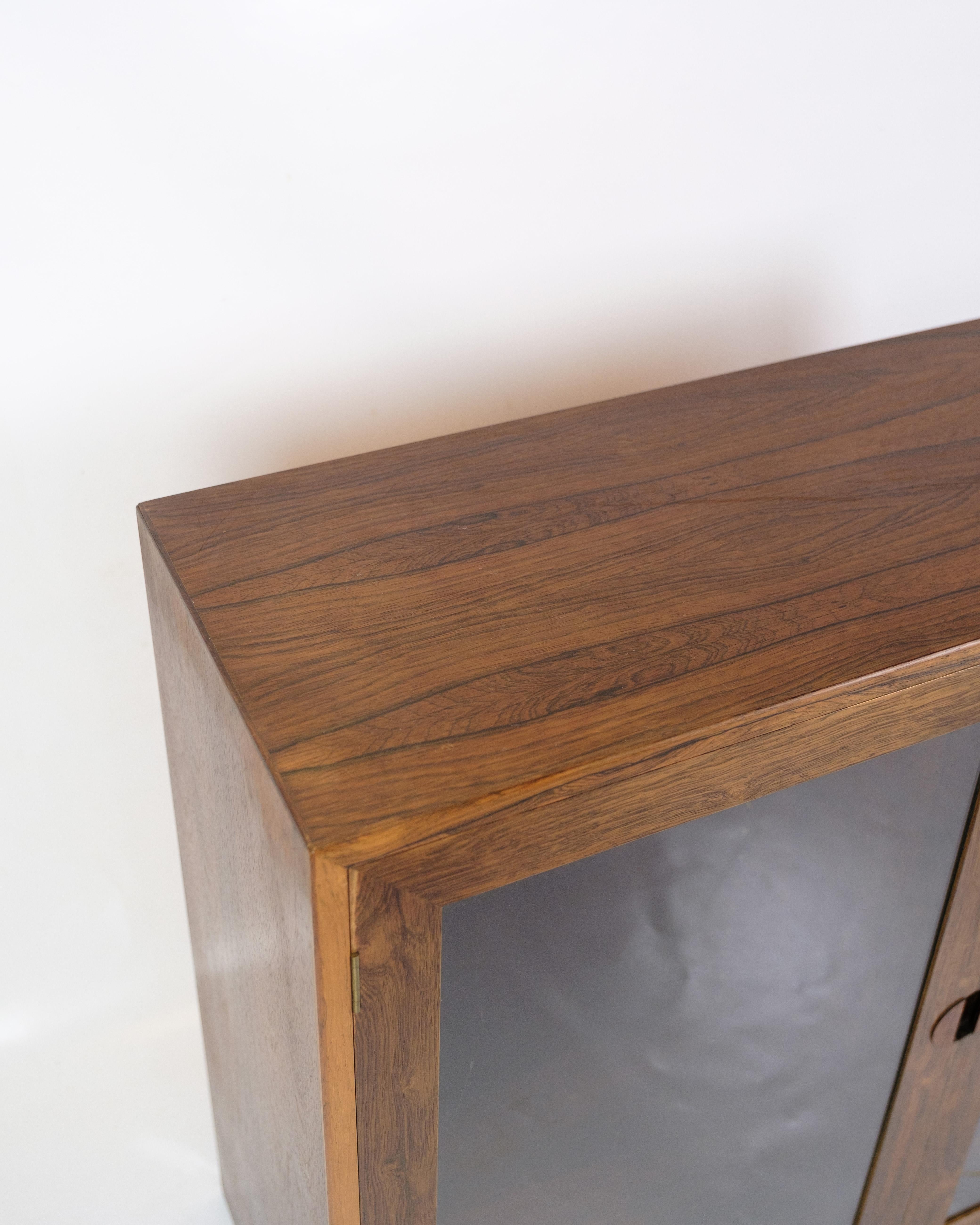 Vitrine/Schrank aus Palisanderholz, entworfen im dänischen Design der 1960er Jahre. Der Schrank kombiniert elegante Aufbewahrung mit zeitloser Ästhetik und ist aus wunderschönem Palisanderholz gefertigt, das einen warmen und natürlichen Glanz