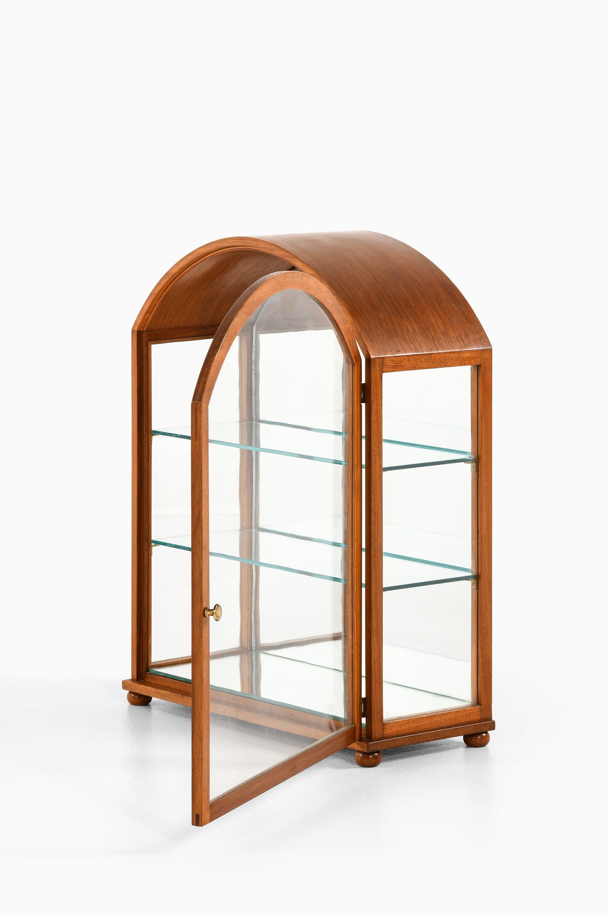 Scandinavian Modern Display Cabinet / Table Vitrine in Mahogany and Glass by Josef Frank, 1960's For Sale