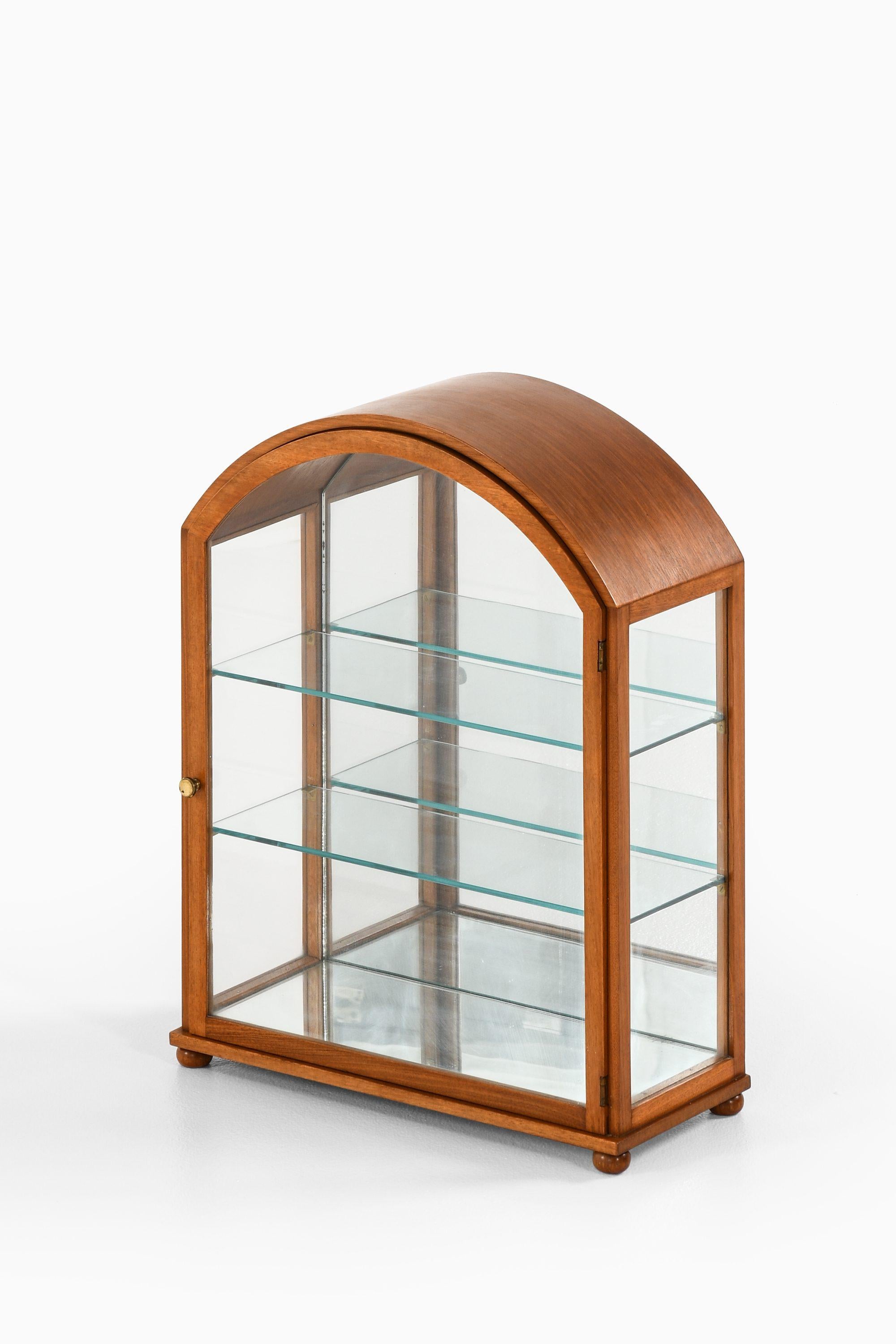 Display Cabinet / Table Vitrine in Mahogany and Glass by Josef Frank, 1960's In Good Condition For Sale In Limhamn, Skåne län