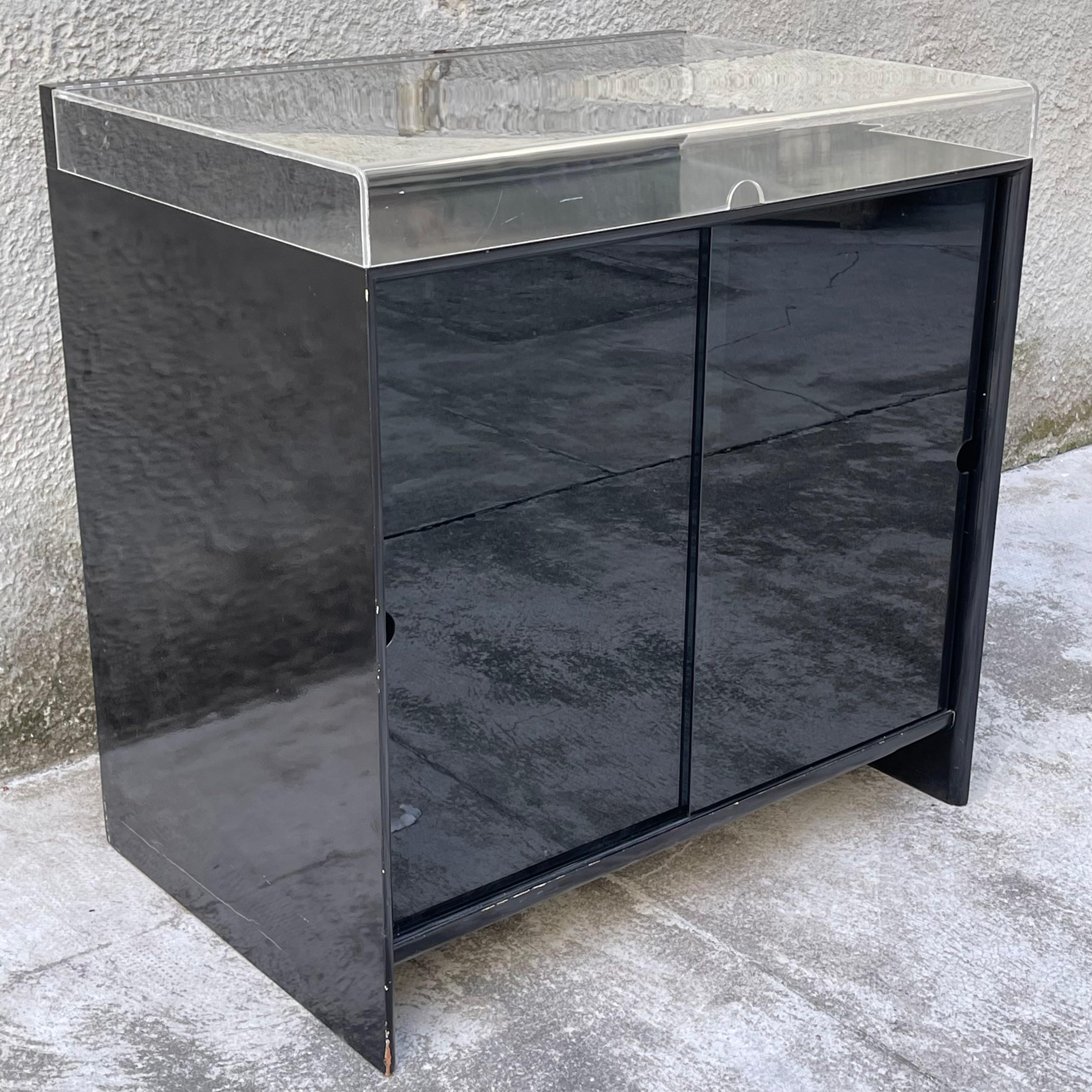 Display Cabinets in Black Lacquered Wood and Top in Acrylic Glass, Italy, 1970s For Sale 9