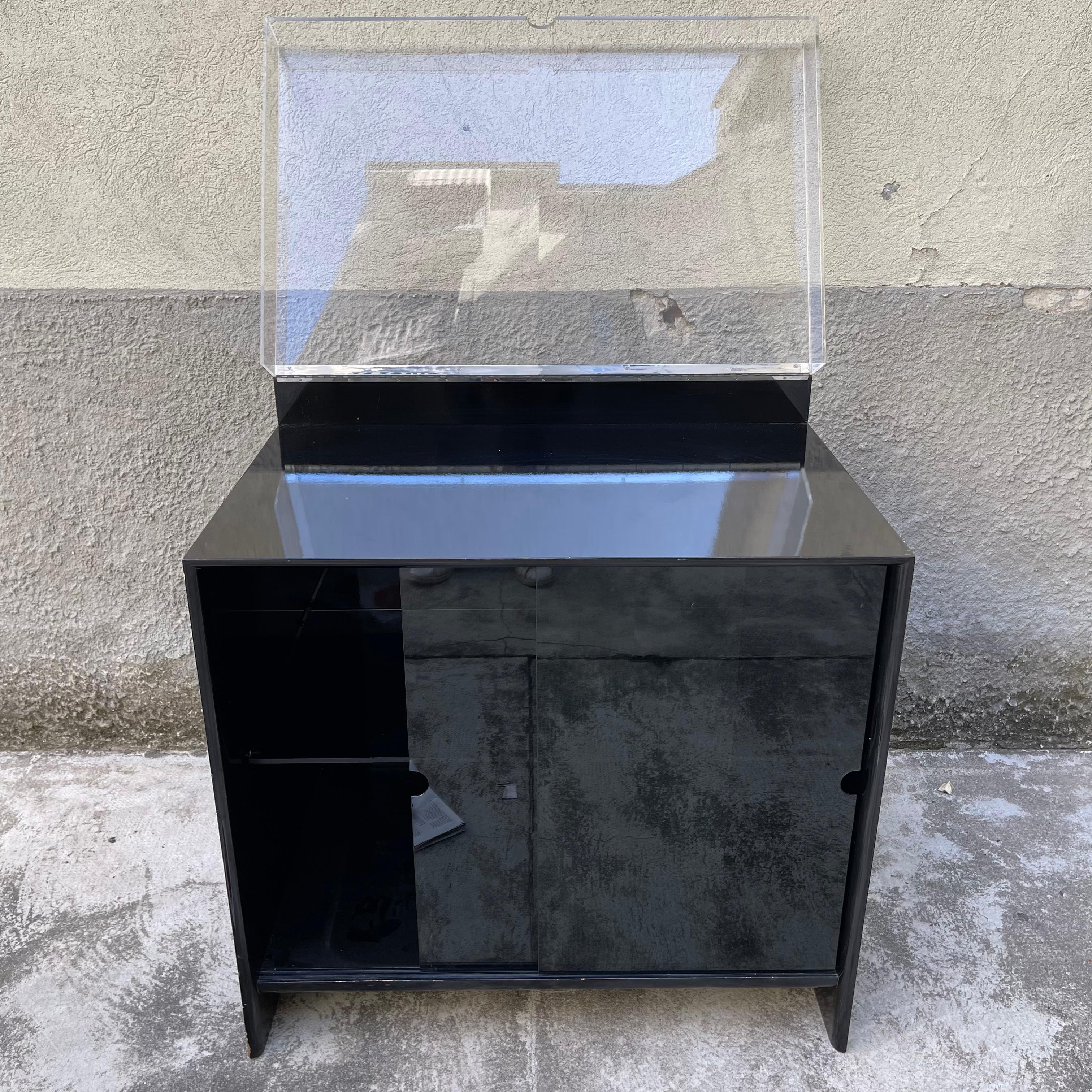 Display Cabinets in Black Lacquered Wood and Top in Acrylic Glass, Italy, 1970s For Sale 10