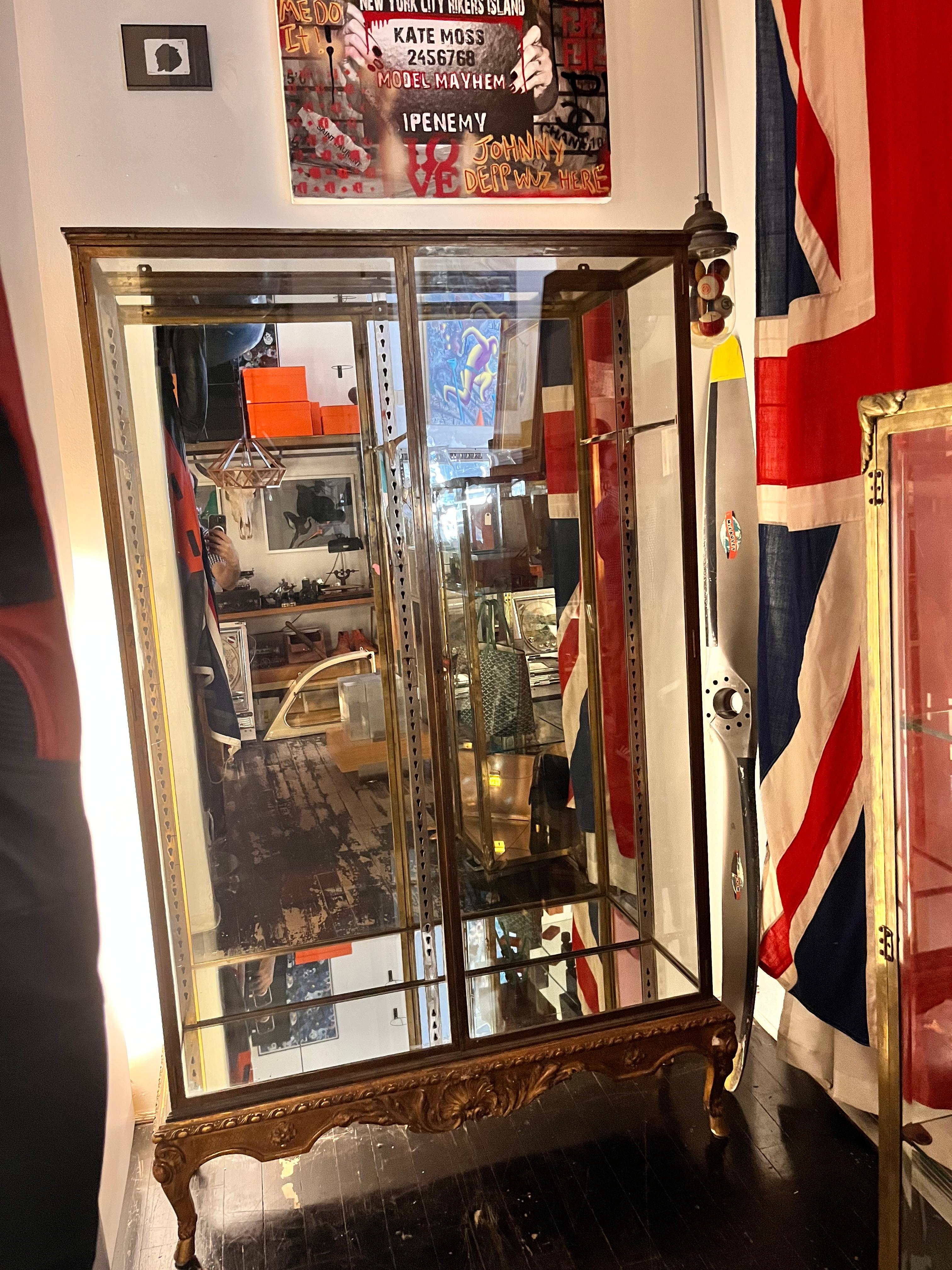 Vetrine Vitrine con cornice in bronzo in vendita 6