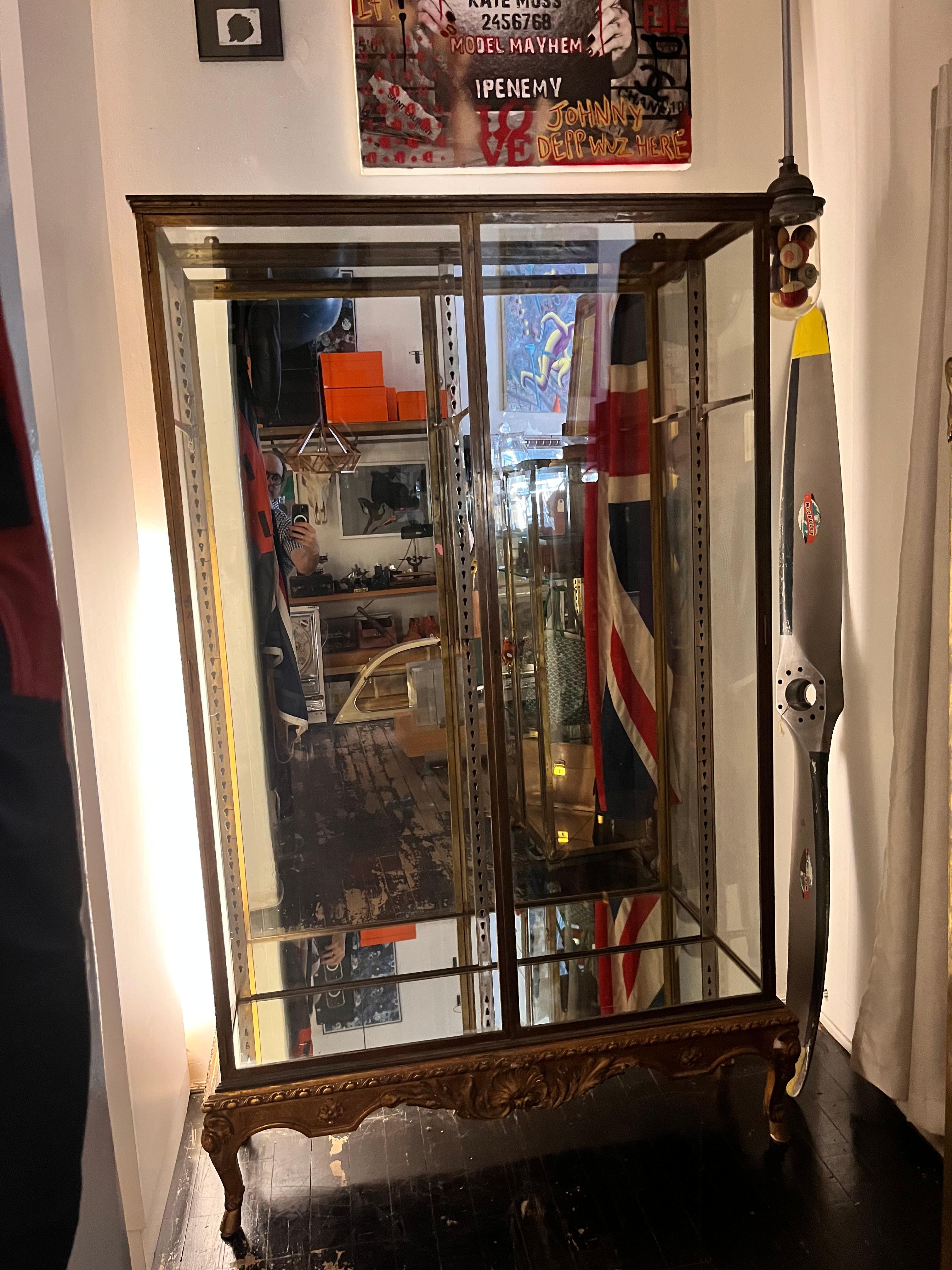 Vetrine Vitrine con cornice in bronzo in vendita 7
