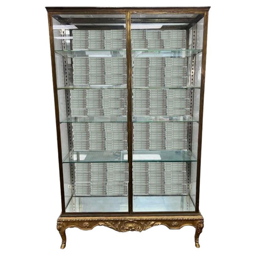 Una coppia di vetrine eleganti e di buon gusto  Vitrine. Si tratta di una coppia molto ben fatta, pesante e solida. Cornici in bronzo, gambe in legno e gesso dorate e intagliate (attaccate alle unità). In genere questi prodotti venivano realizzati