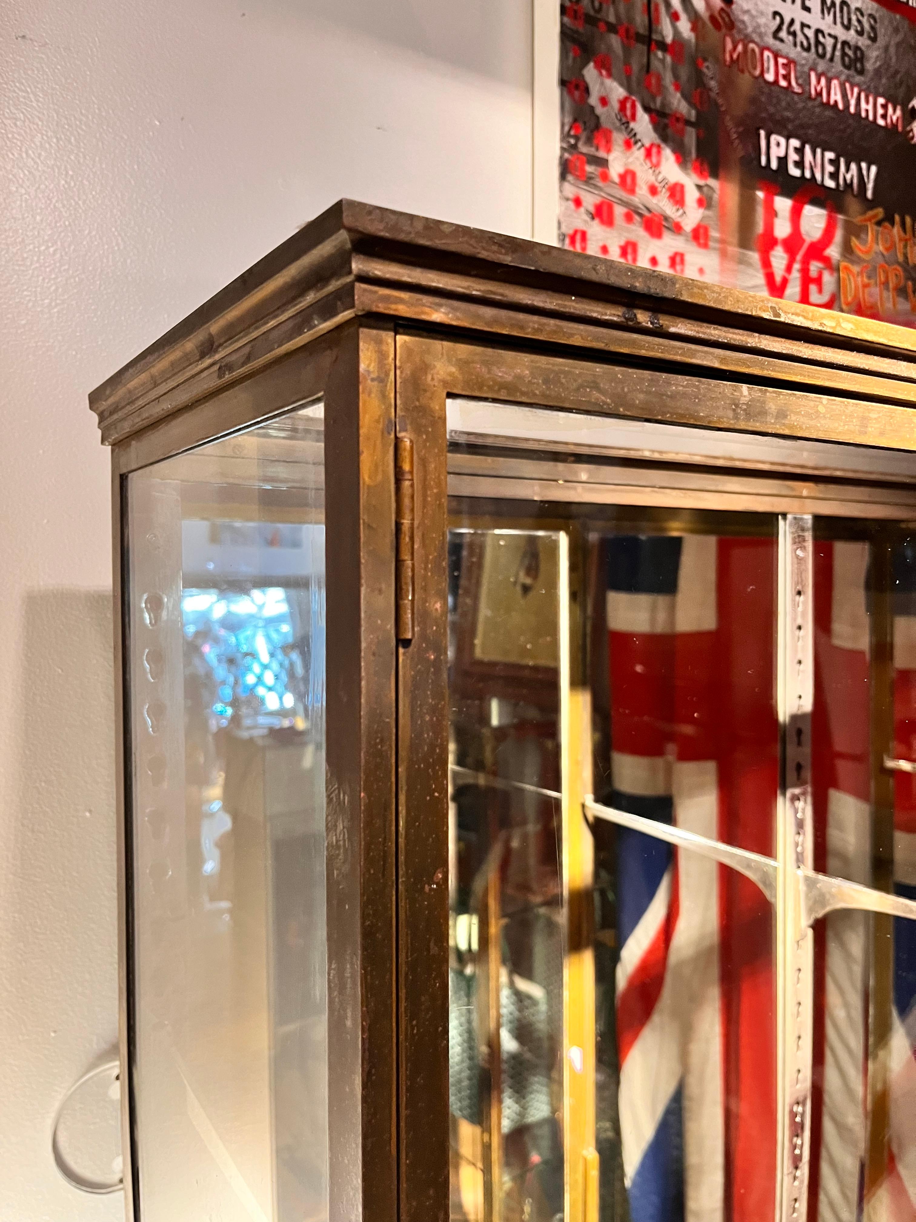 XX secolo Vetrine Vitrine con cornice in bronzo in vendita