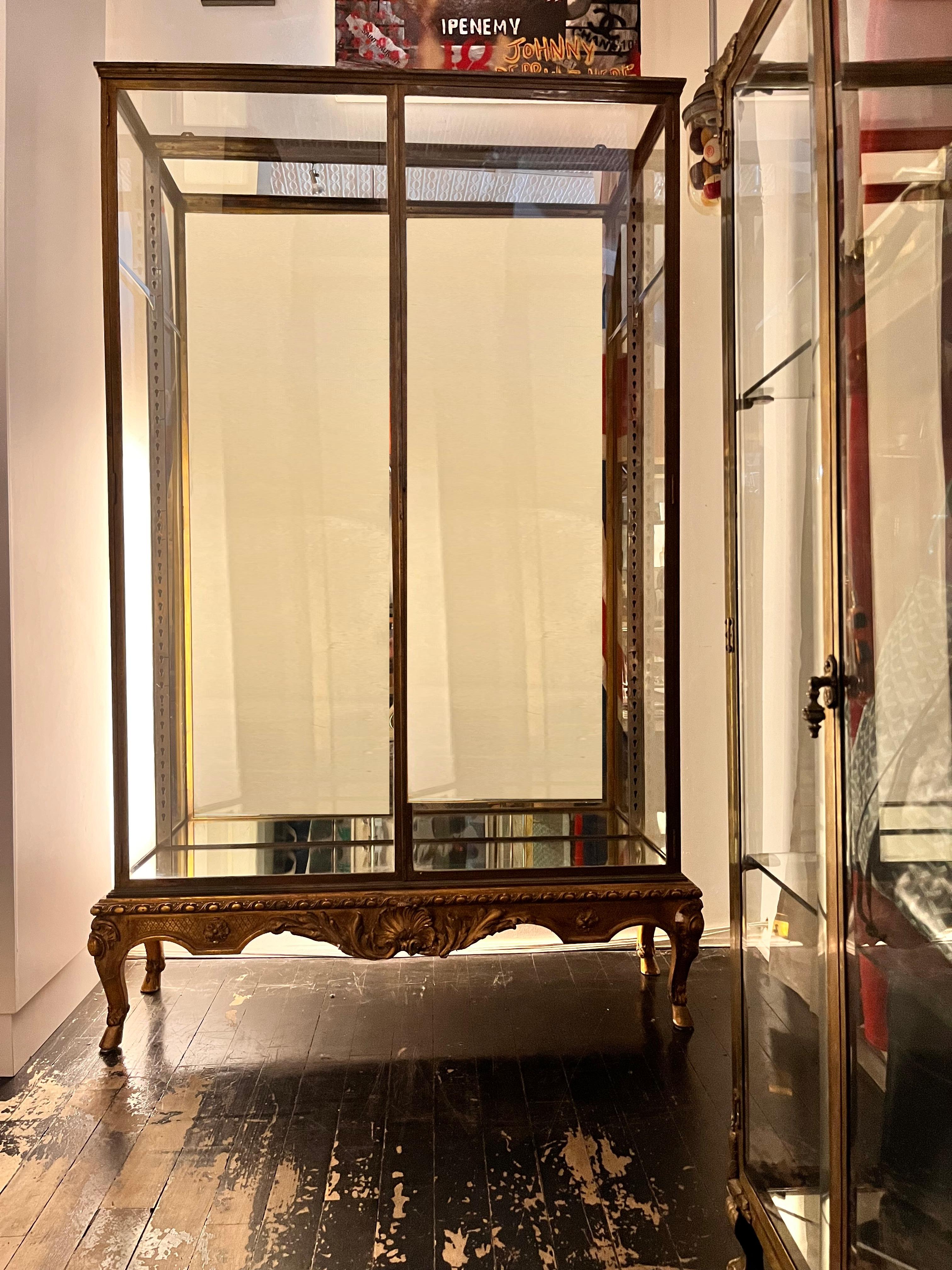 Vetrine Vitrine con cornice in bronzo in vendita 1