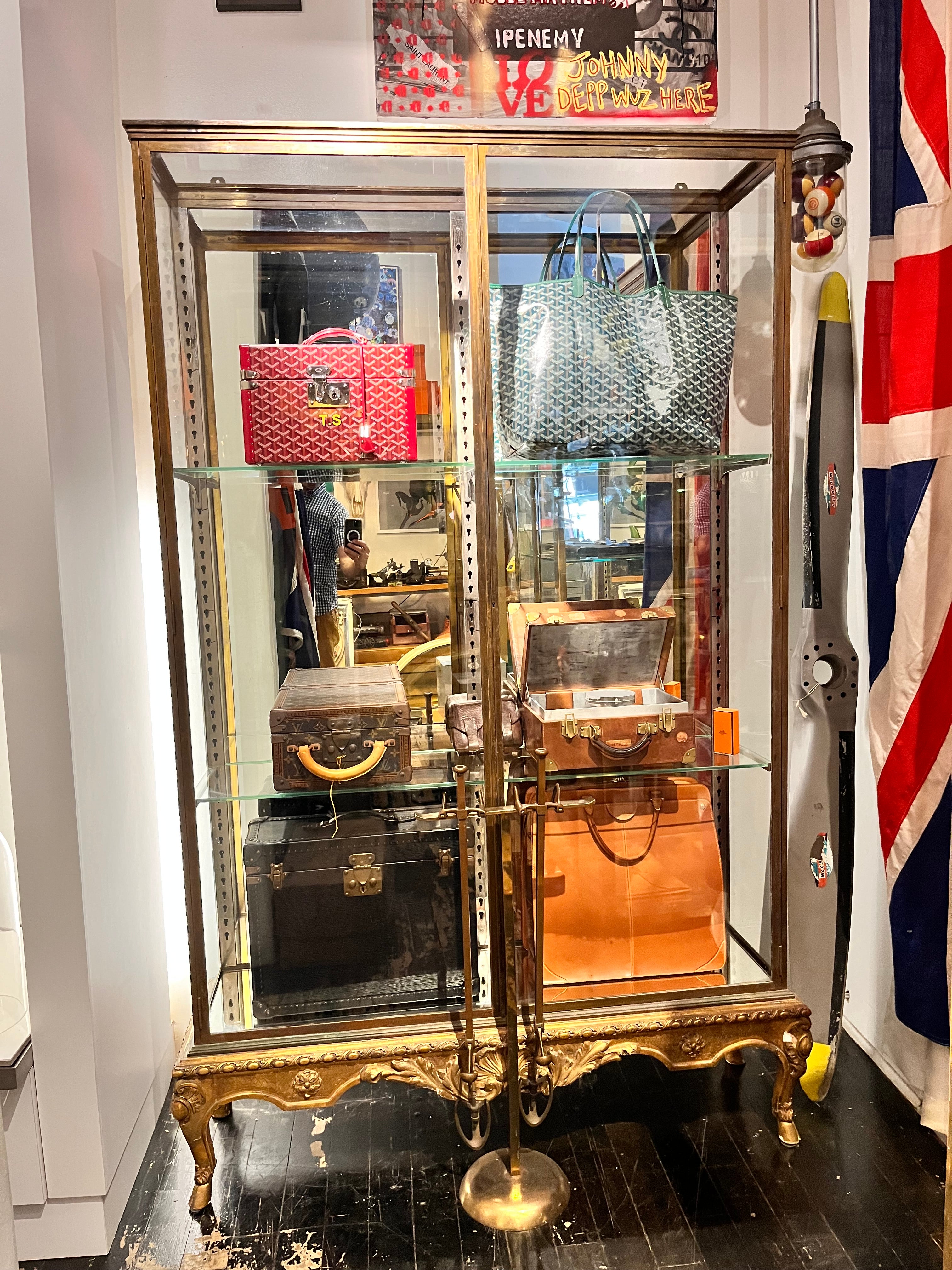Fatto a mano Vetrine Vitrine con cornice in bronzo in vendita