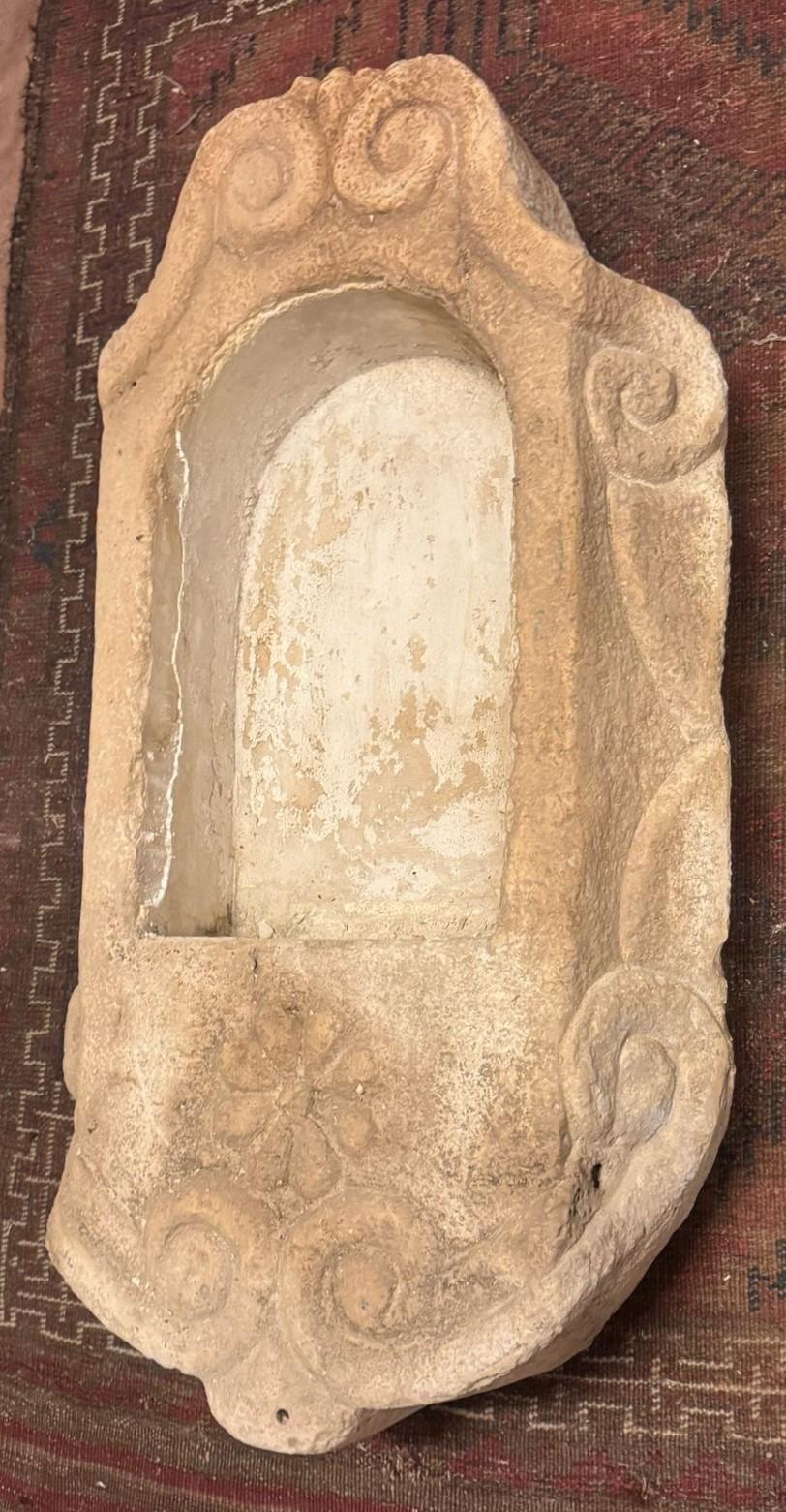 Vitrina, nicho de pared de piedra tallada, Italia Tallado en venta