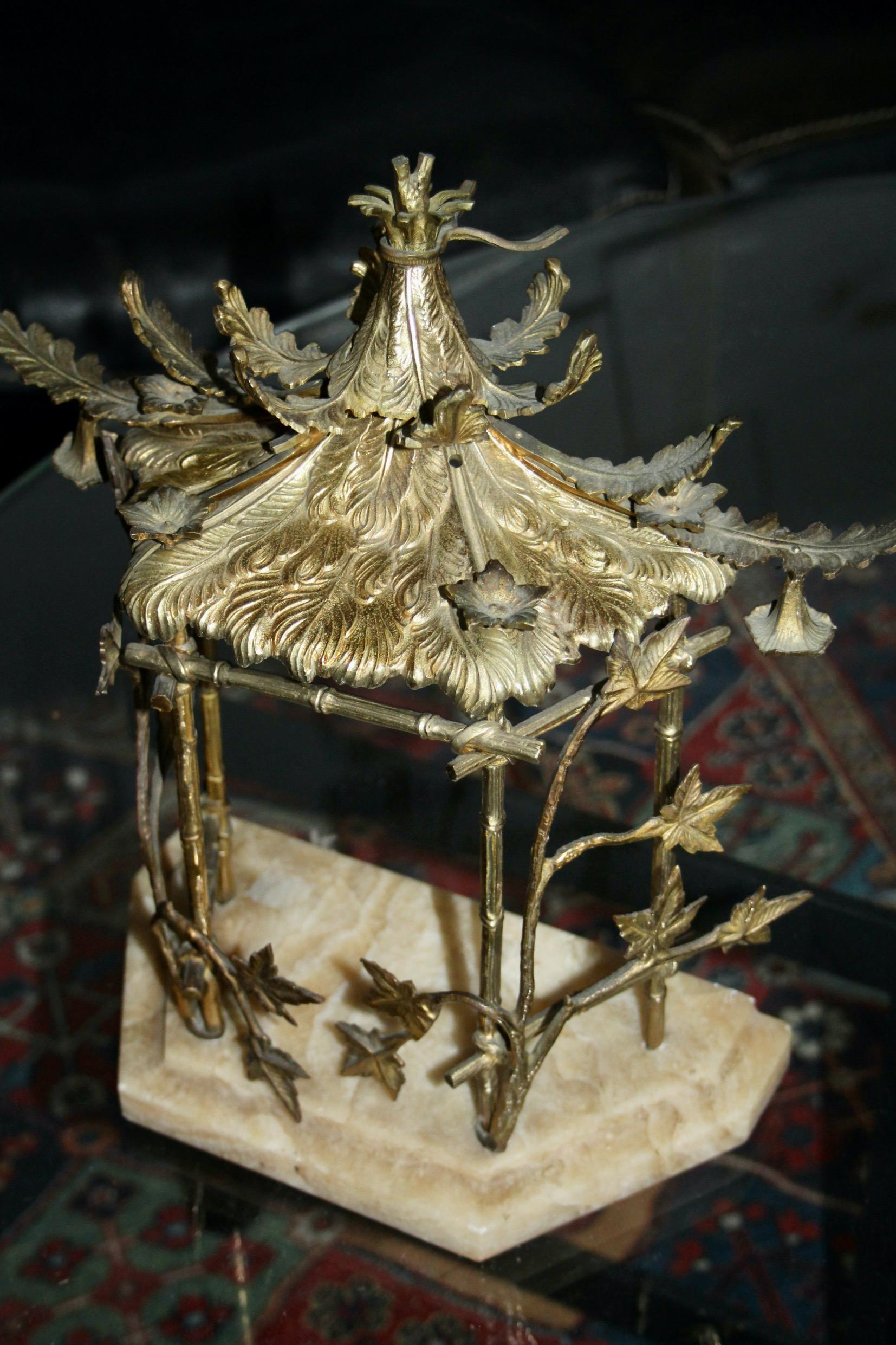 display case for objects in brass, bamboo style and alabaster In Good Condition For Sale In grand Lancy, CH