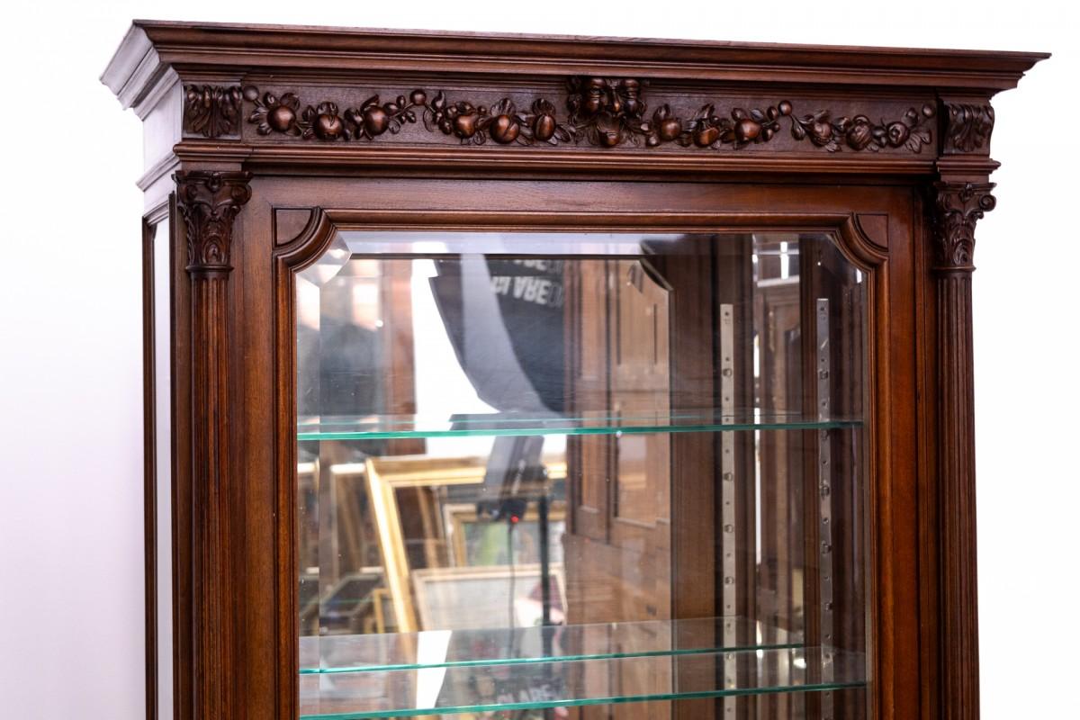 Display case, France, ca. 1880.

Very good condition.

Wood: walnut

Dimensions: height 191 cm width 108 cm depth 49 cm