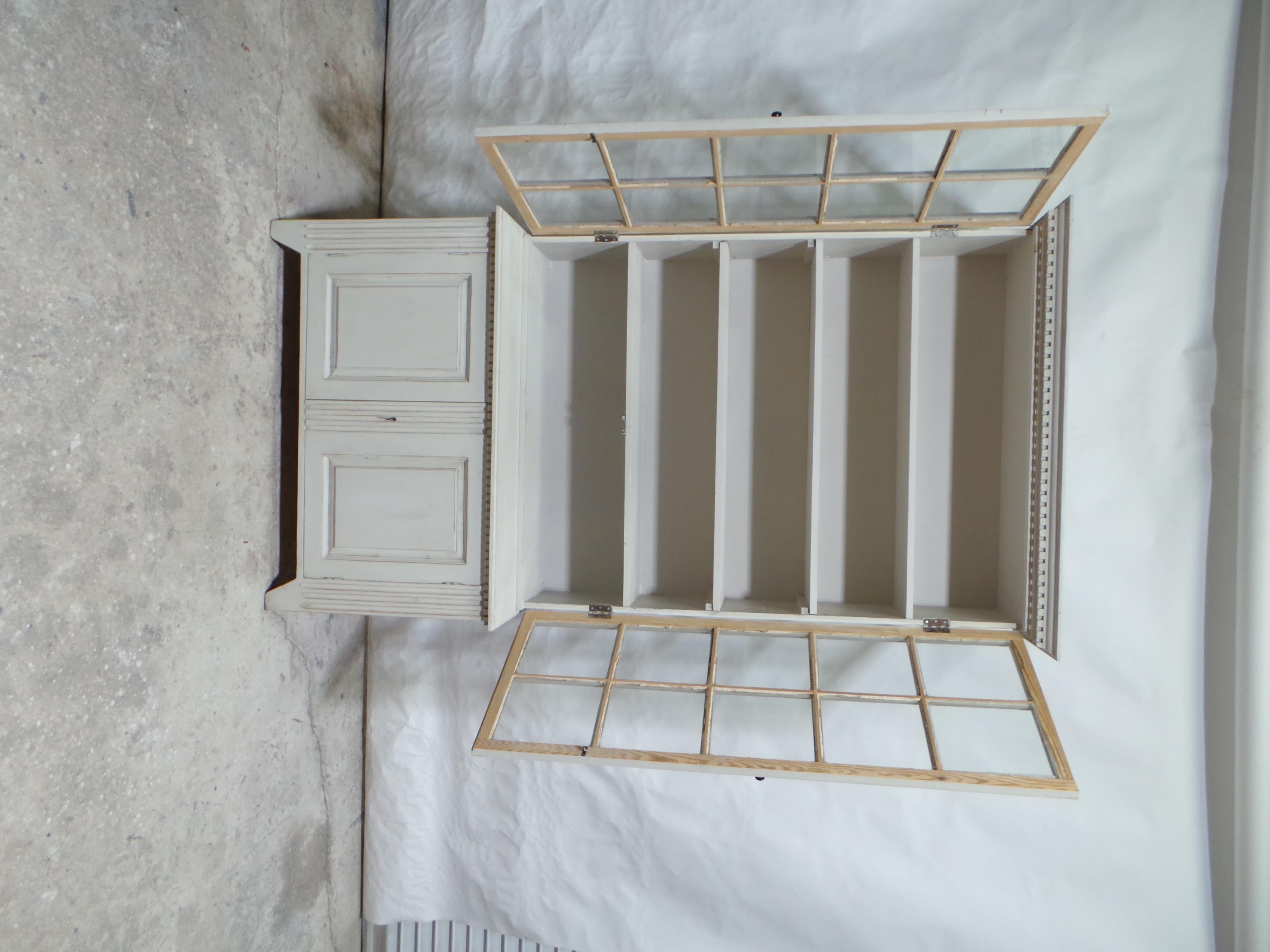 Display Case Gustavian Style In Good Condition For Sale In Hollywood, FL