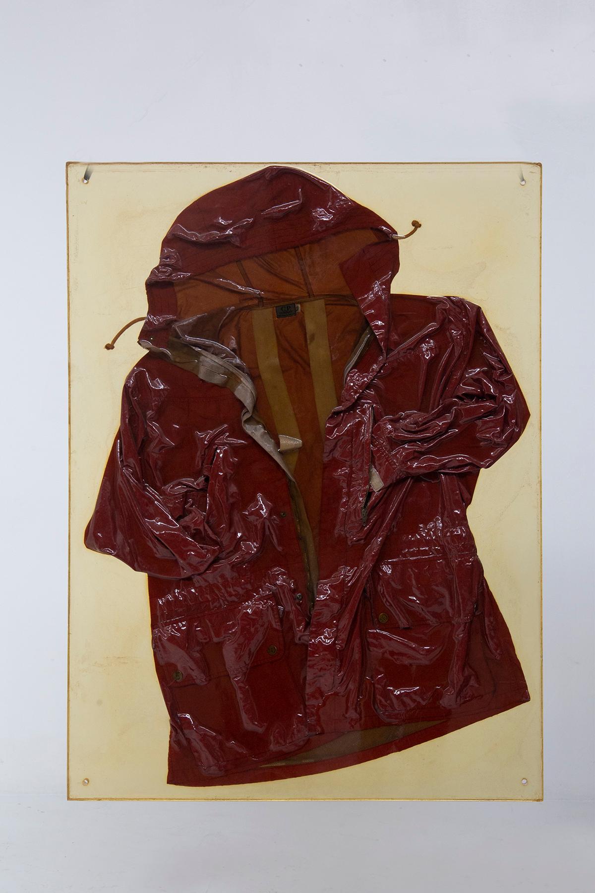 Hier sehen Sie ein wildes und ungezähmtes Stück CP-Geschichte, eine rätselhafte Schatztruhe des stilistischen Könnens von Massimo Osti, verpackt in einer Jacke, die sich den Konventionen entzieht. Dieses außergewöhnliche Kleidungsstück, das in einem