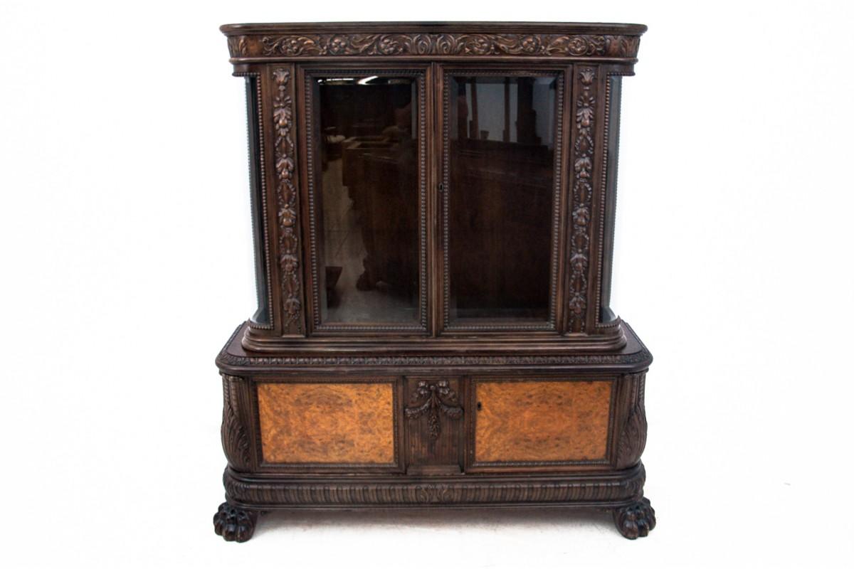 Vetrina a zampe di leone, Germania, inizio XIX secolo del XX secolo.

Ottime condizioni.

Legno: noce

dimensioni altezza 171 cm larghezza 149 cm profondità 42 cm