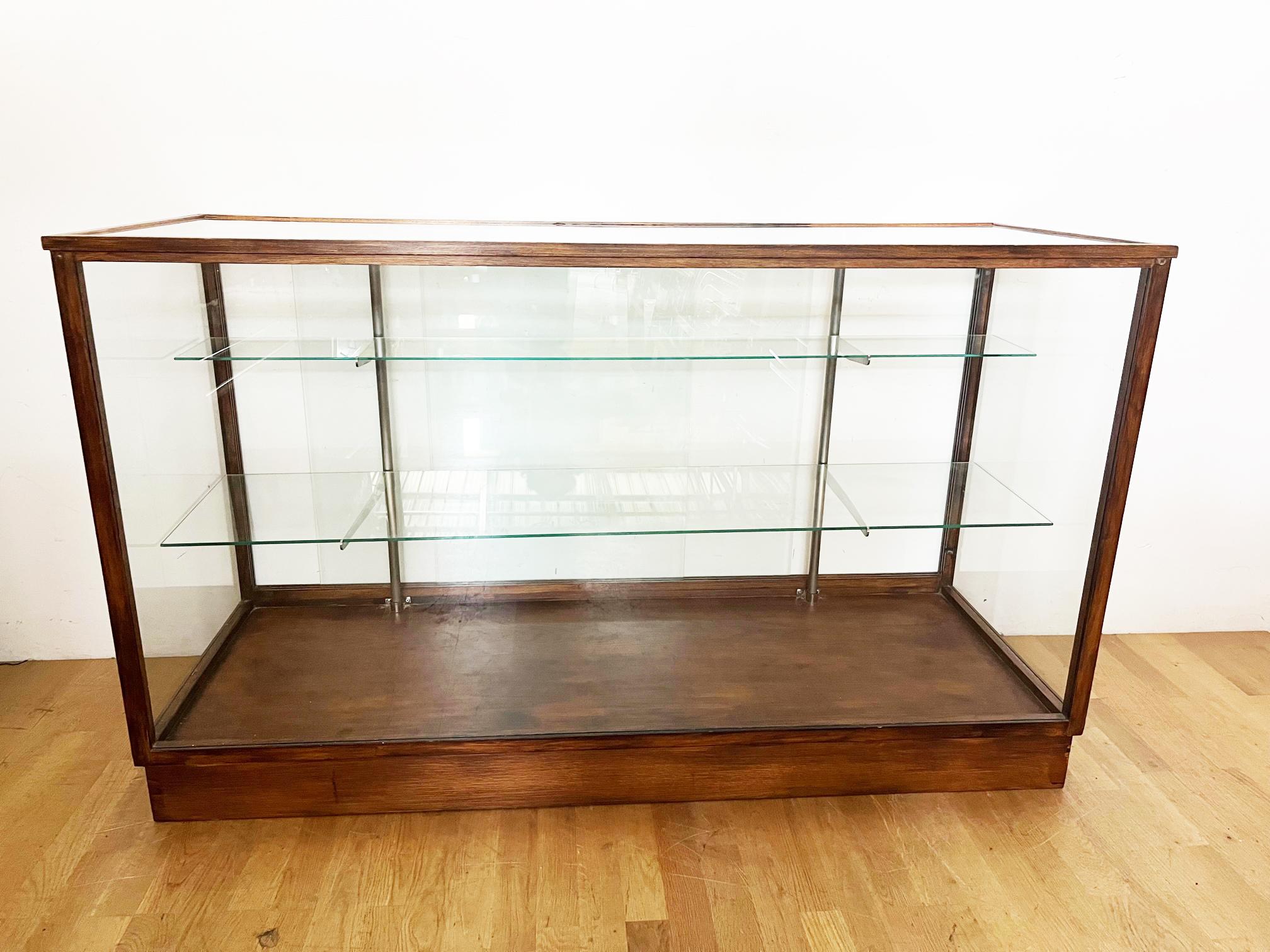 Primissimo '900 display case counter in wood and crystal.

Intact and in perfect storage conditions.

Internally it has two shelves, one deeper 35 cm and one less deep 15 cm

Piece of high antiques for experts, connoisseurs and tireless