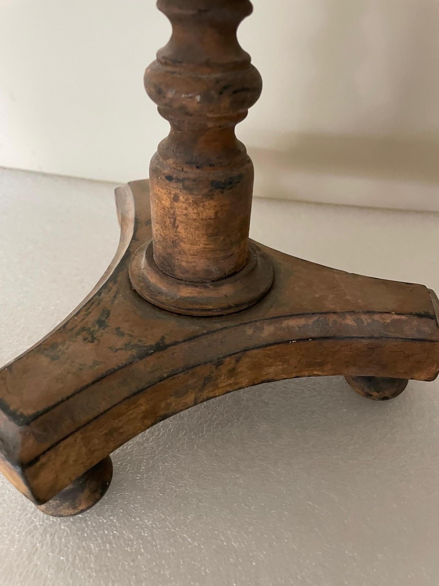 High beechwood display hat stand, very well worked and stable, with a beautiful turn-of-the-century patina.
Used as a hat stand in store windows or on counters.