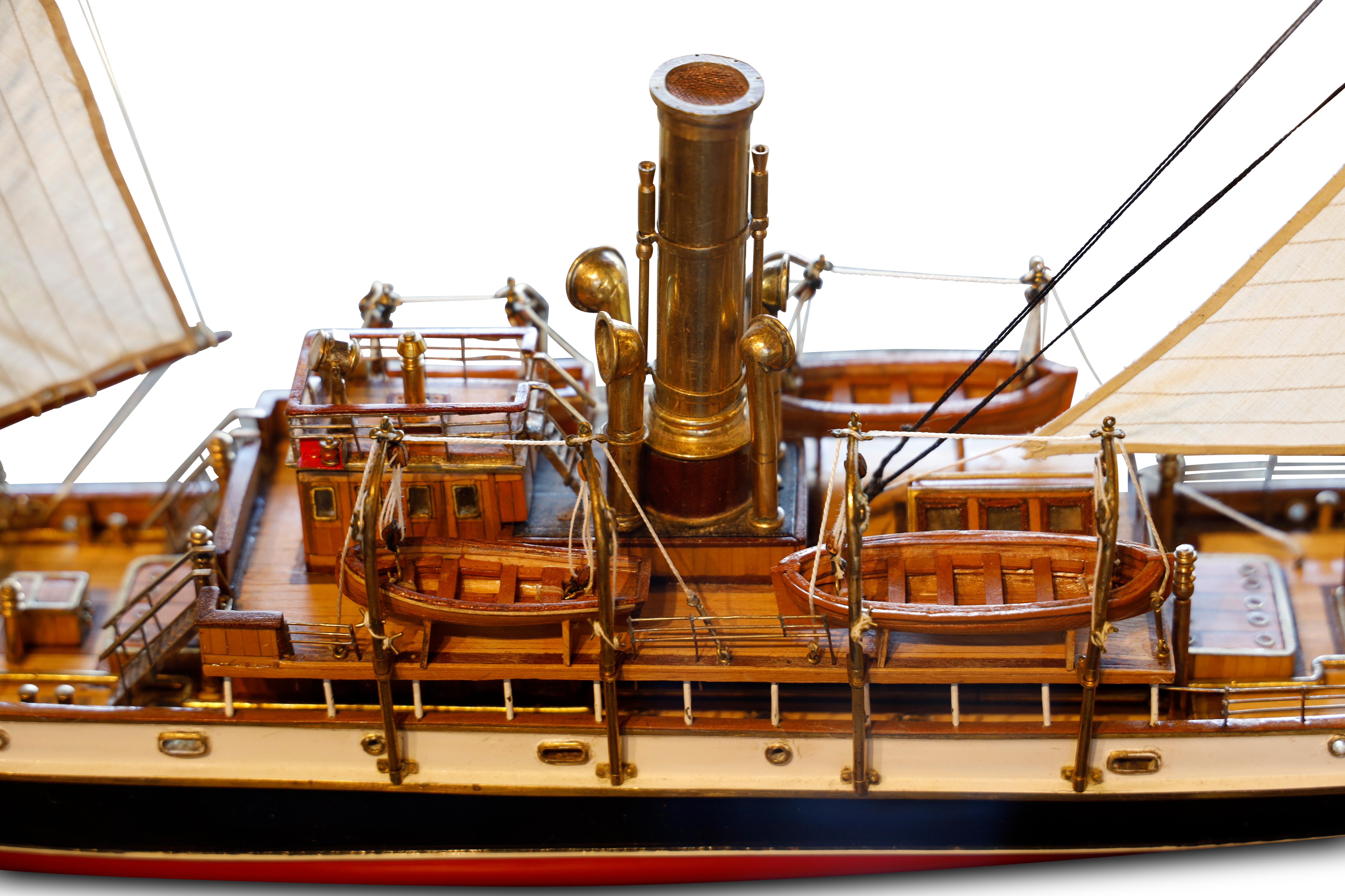 Modell eines kaiserlich-russischen Hafenpatrouillenschiffs, Commander Bering (1905), modelliert von G. Cheikhet. Geschnitzter und lackierter Rumpf mit Messingbändern, beplankte Decks mit detaillierten polierten Messing- und Holzbeschlägen, darunter