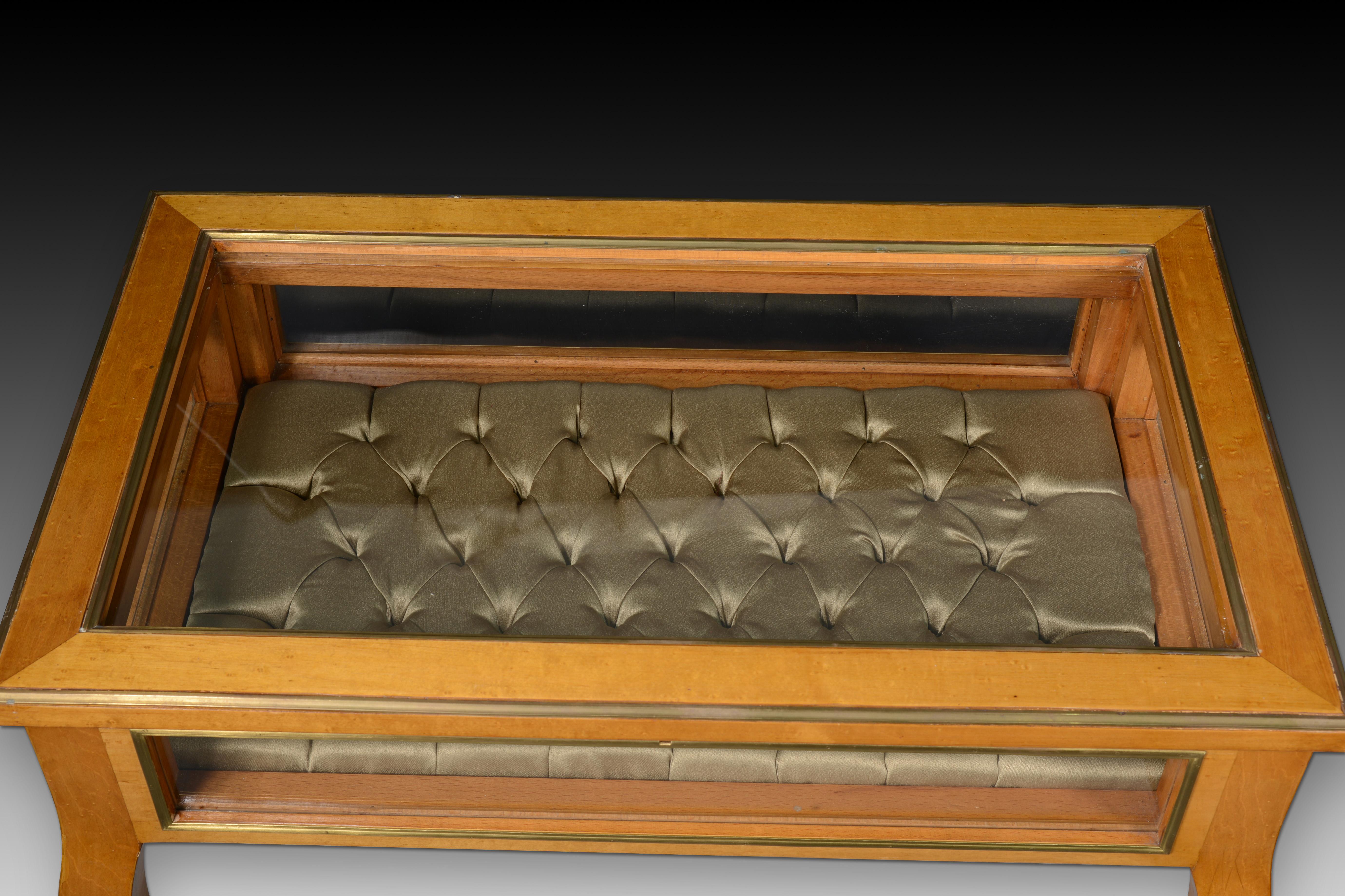 Display table in lemon-coloured wood. In Good Condition For Sale In Madrid, ES