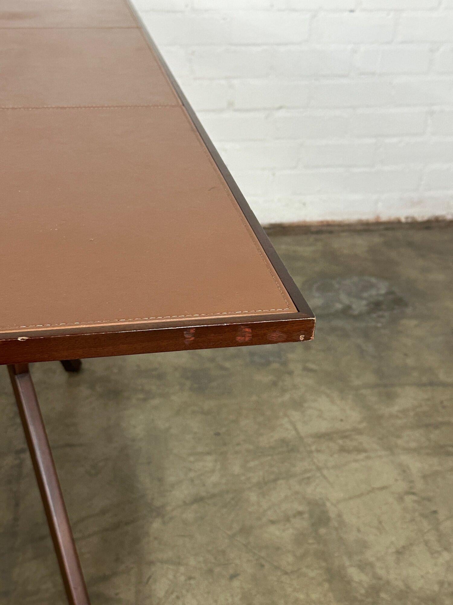 Table d'exposition avec surface en cuir en vente 4