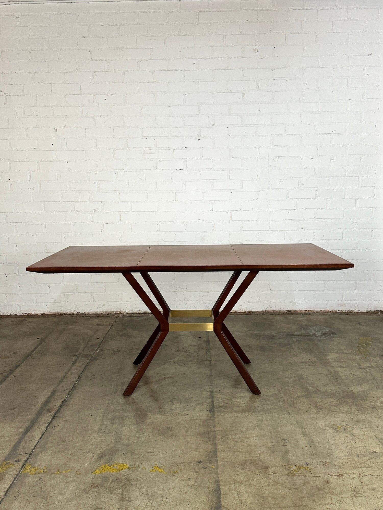 B71 T33,5 H33,5

Vintage Display Tisch in gutem gebrauchten Zustand. Der Tisch weist kleinere Kerben im Holz und im Finish auf, ist aber insgesamt gut erhalten. Der Tisch ist strukturell solide und  robust. Brass Bar unterstützt sind gut gesichert