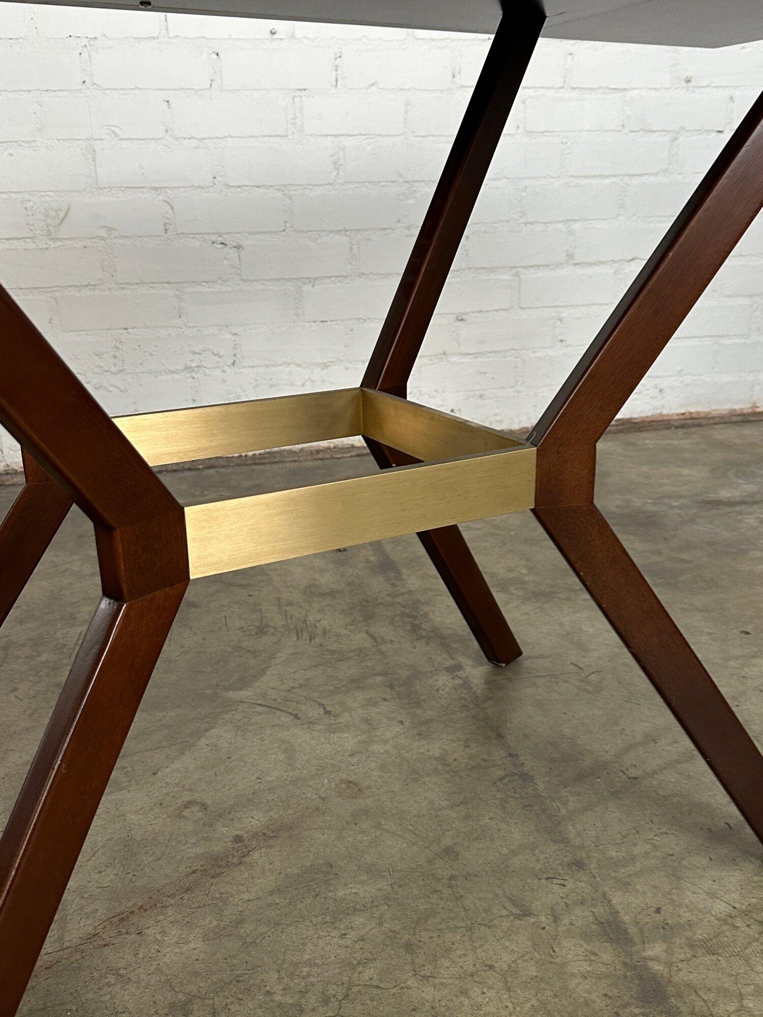 Moderne Table d'exposition avec surface en cuir en vente