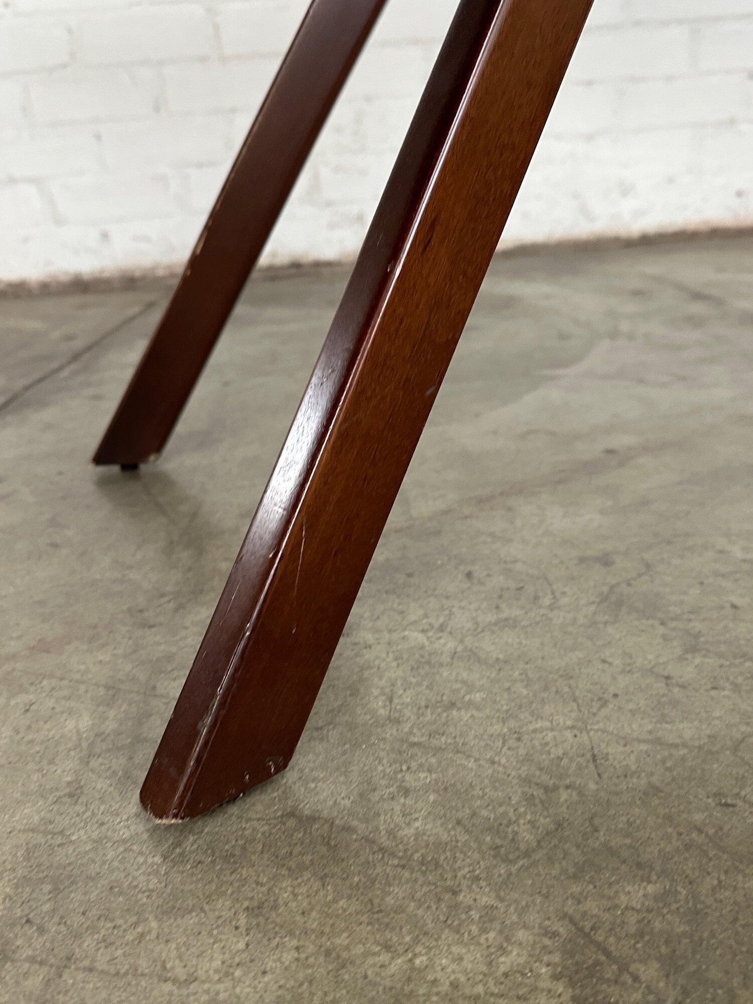 Fin du 20e siècle Table d'exposition avec surface en cuir en vente