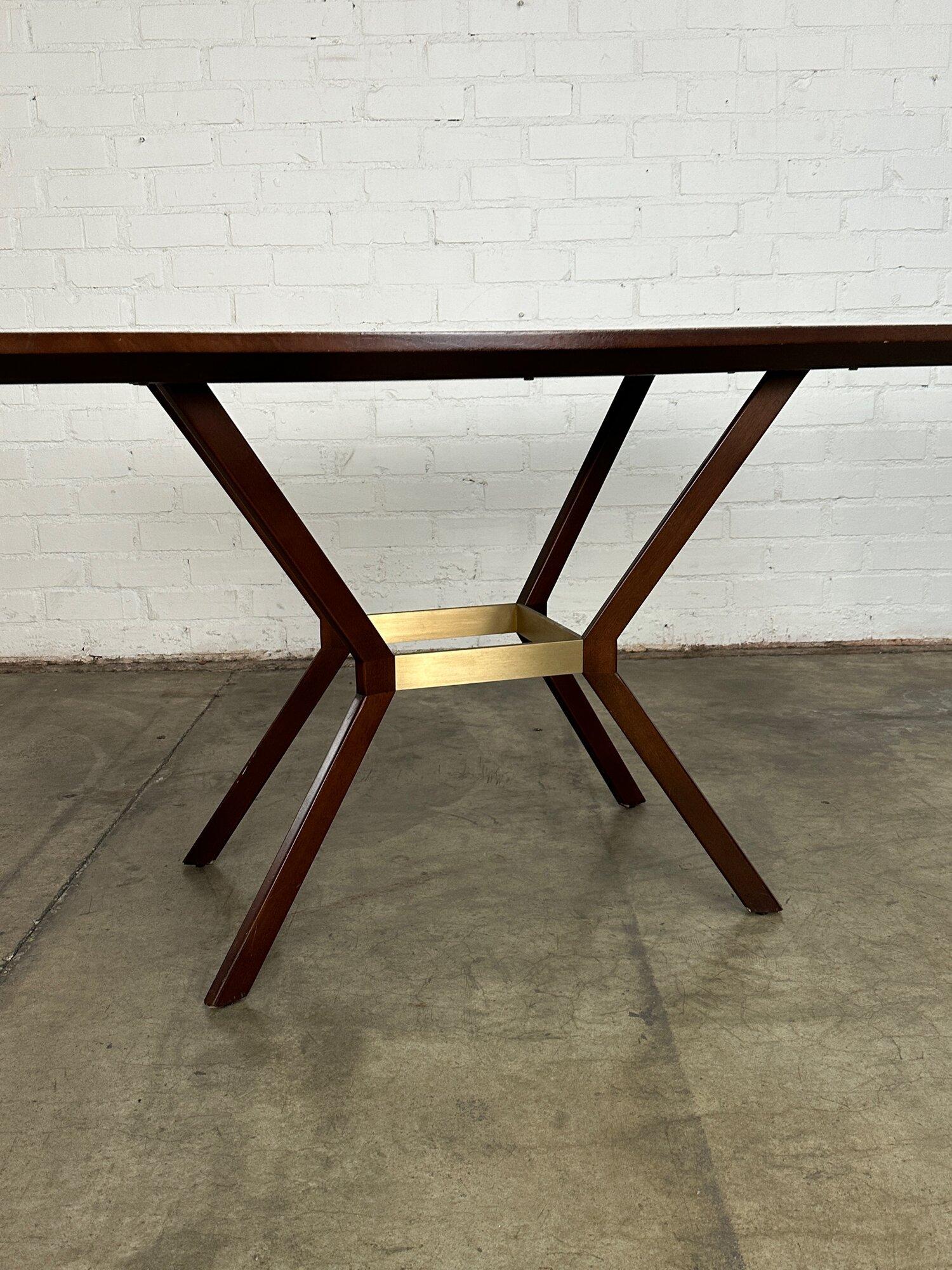 Laiton Table d'exposition avec surface en cuir en vente