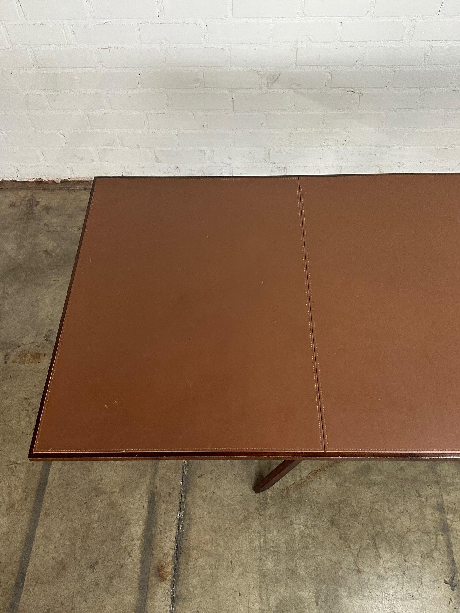 Table d'exposition avec surface en cuir en vente 1