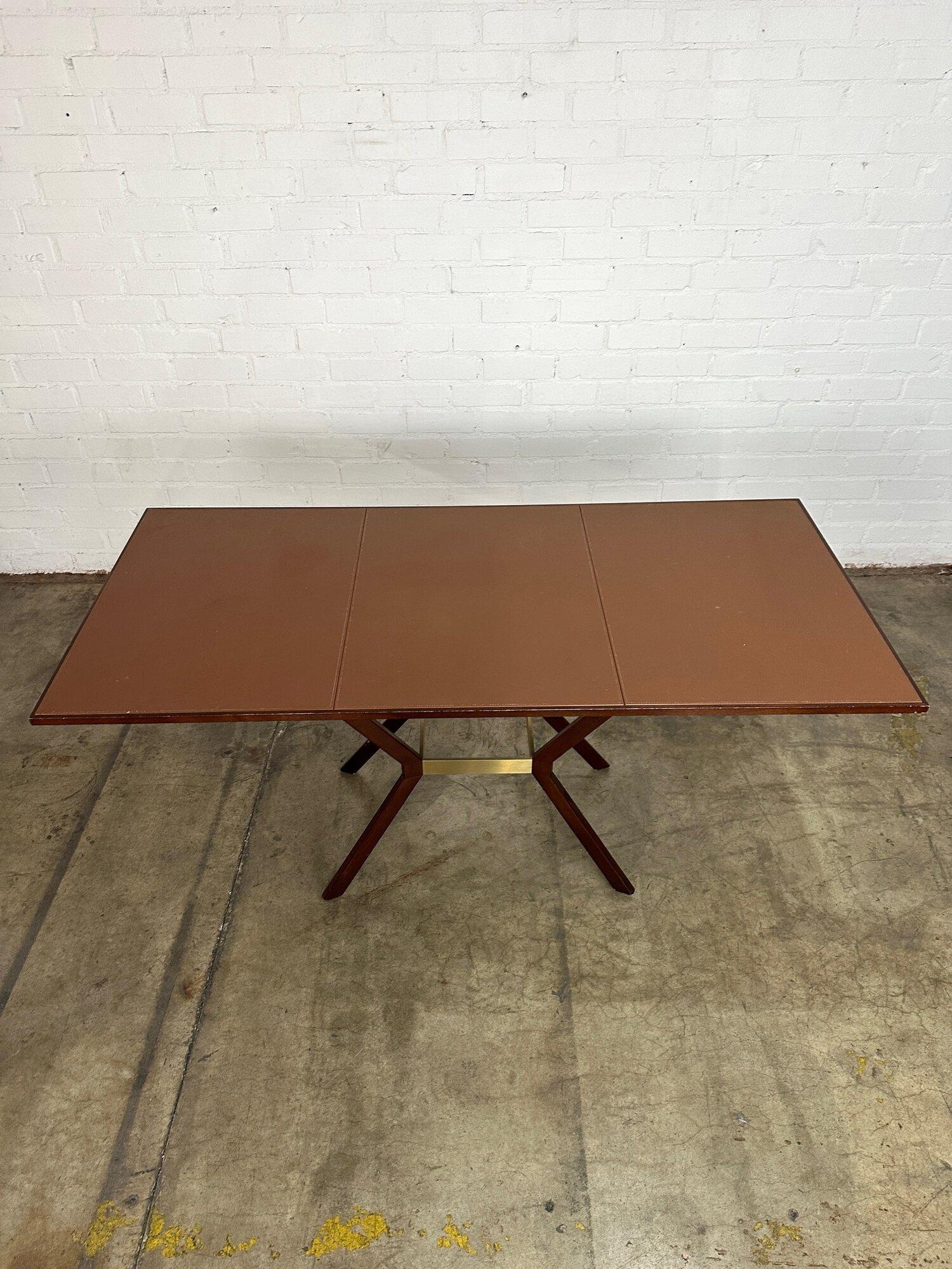 Table d'exposition avec surface en cuir en vente 2