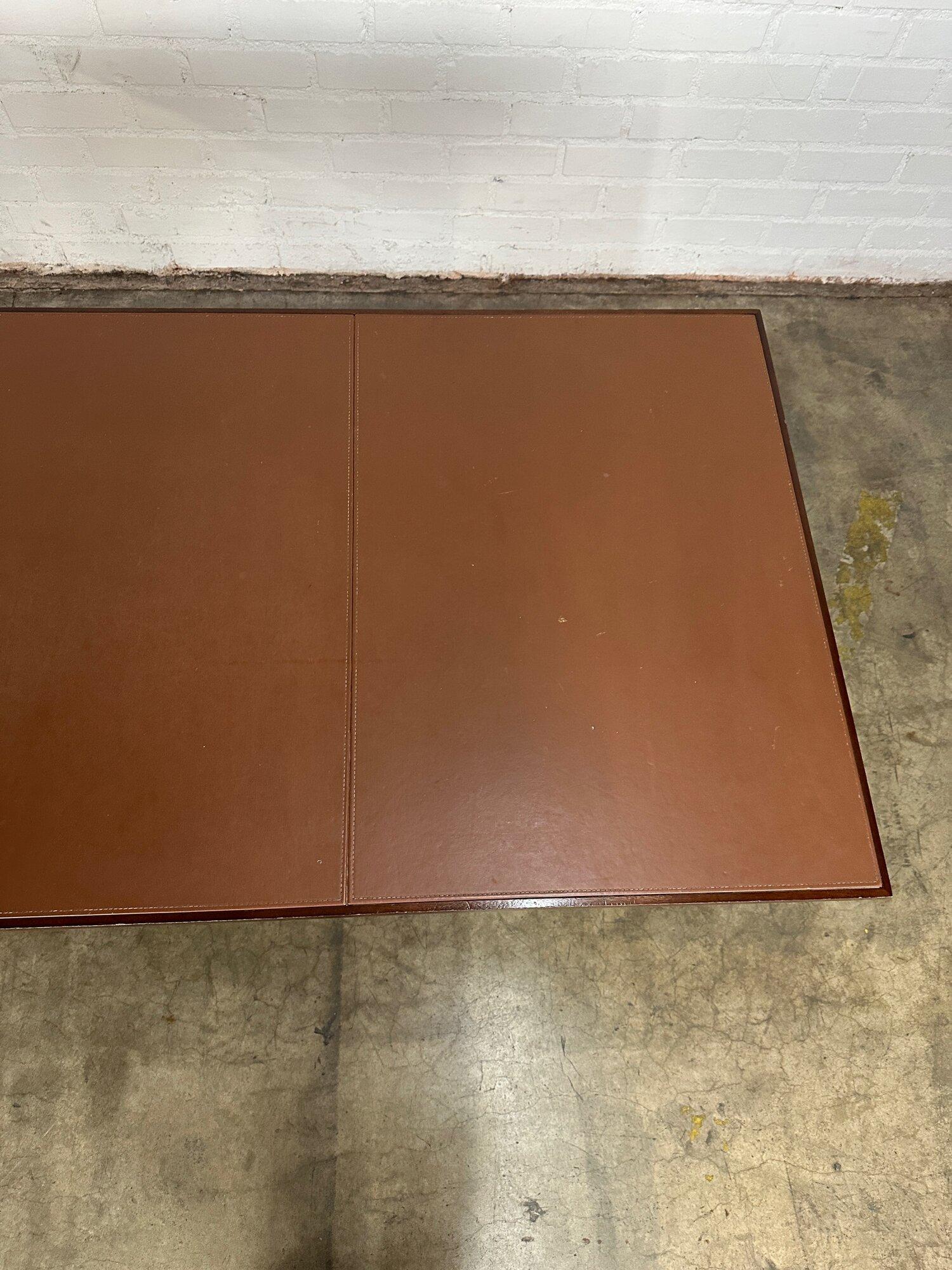 Table d'exposition avec surface en cuir en vente 3