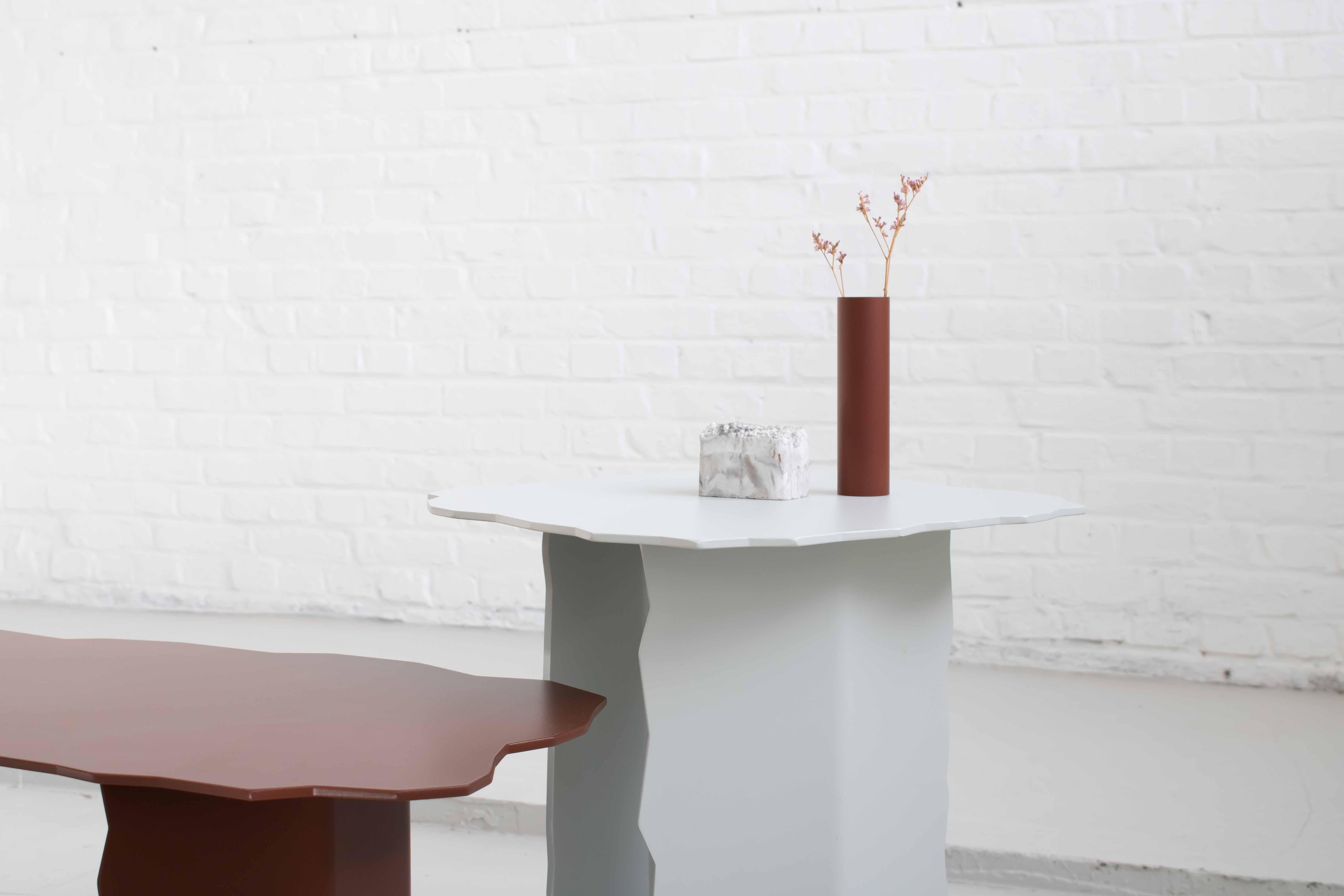Disrupt Tisch Hoher zeitgenössischer Beistelltisch aus Aluminium (21. Jahrhundert und zeitgenössisch) im Angebot