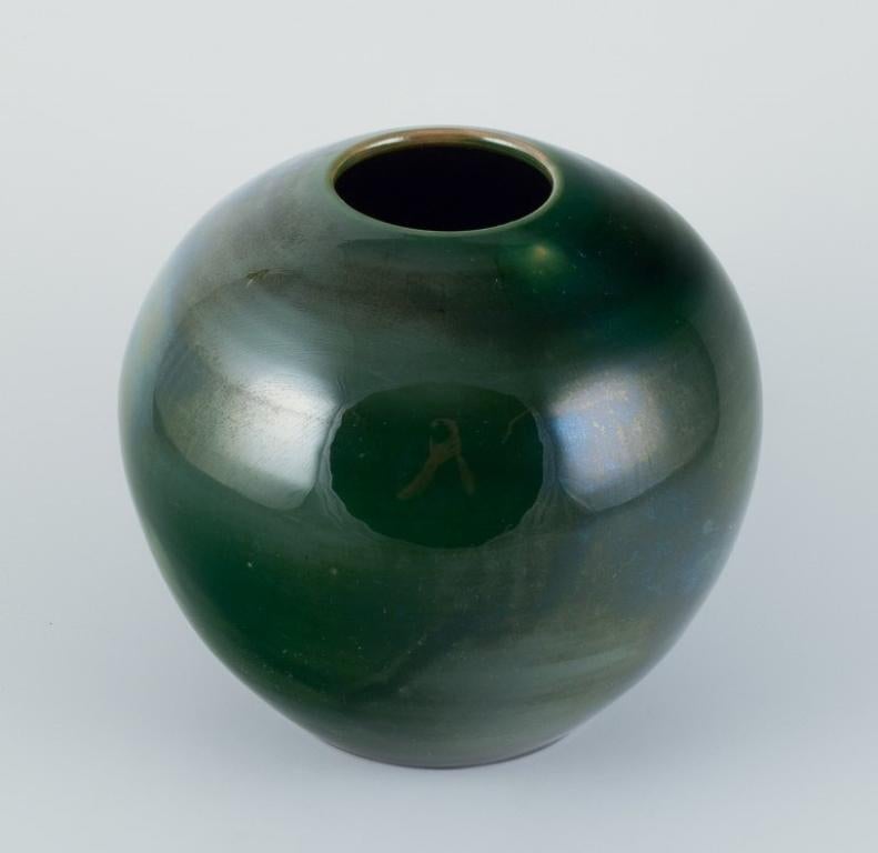 Dissing Ceramics, Dänemark. 
Einzigartige Keramikvase mit glänzender grüner Glasur.
Etwa ab den 1970er Jahren.
Label vorhanden.
In perfektem Zustand mit natürlichen Rissen in der Glasur.
Abmessungen: Höhe 16,6 cm x Durchmesser 16,0 cm.
