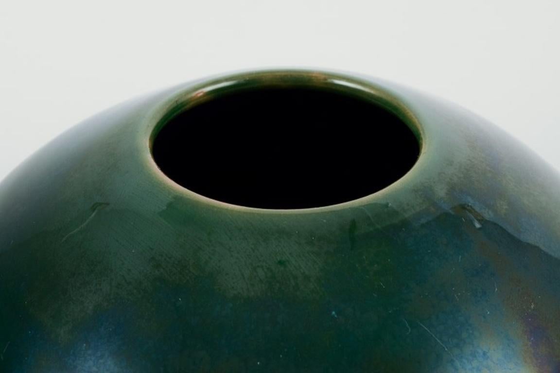 Dissing Ceramics, Dänemark. Einzigartige Keramikvase mit glänzender grüner Glasur.  (Dänisch) im Angebot