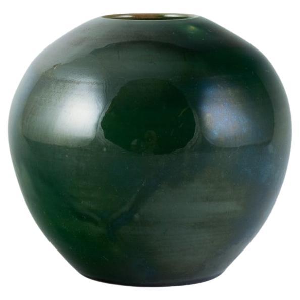 Dissing Ceramics, Dänemark. Einzigartige Keramikvase mit glänzender grüner Glasur.  im Angebot