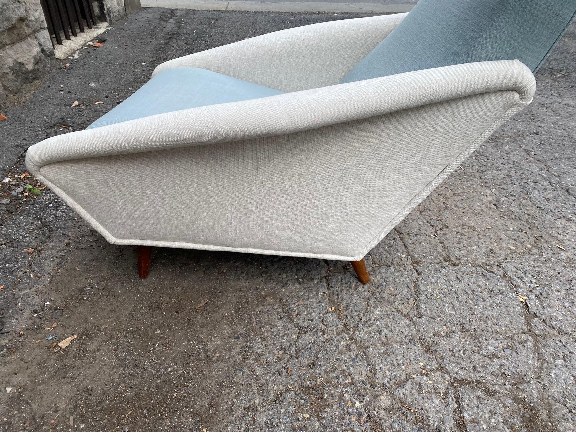 Distex Upholstered and Walnut Armchair Model 807 by Gio Ponti In Good Condition For Sale In Montreal, QC