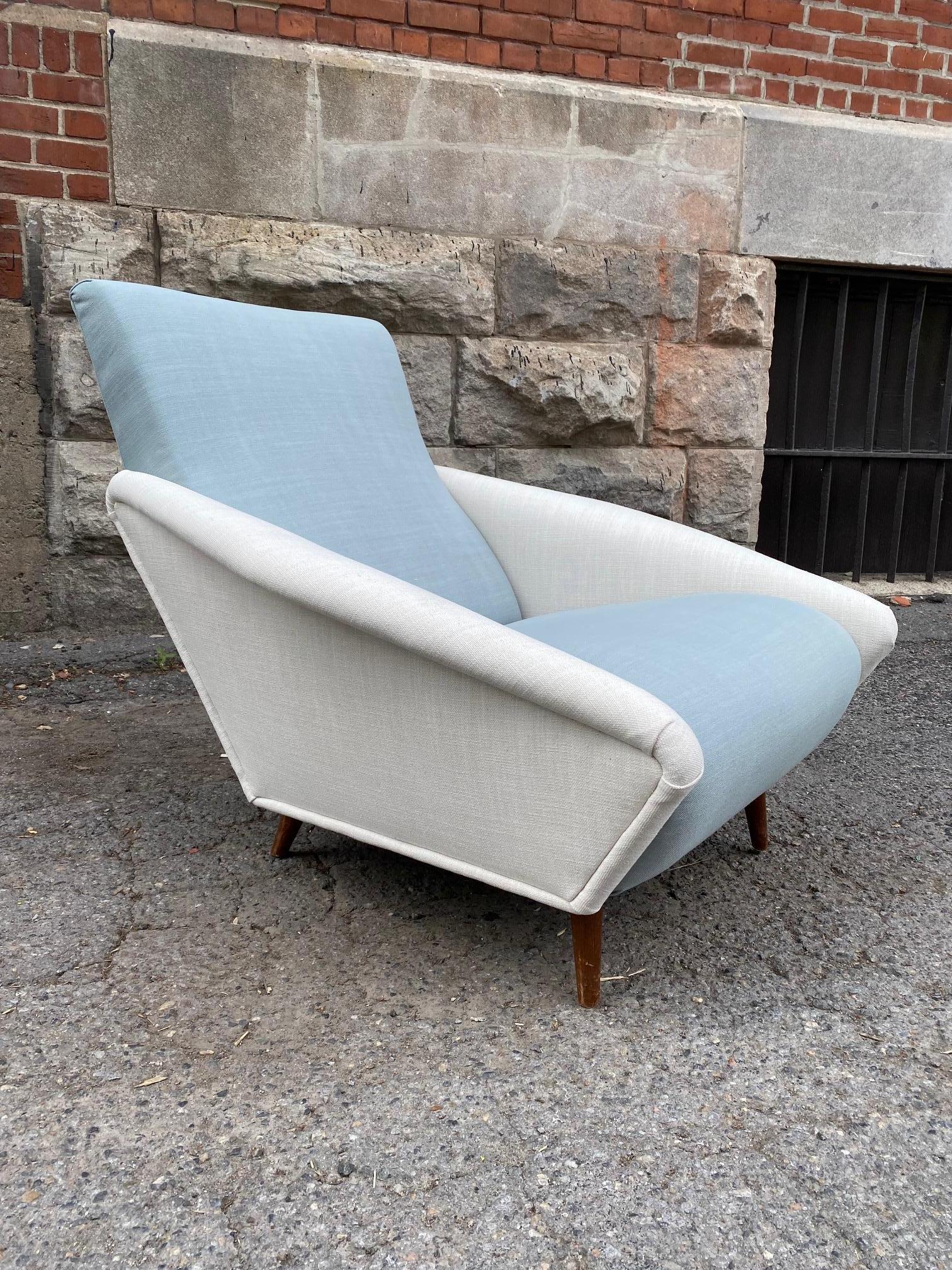 Mid-20th Century Distex Upholstered and Walnut Armchair Model 807 by Gio Ponti For Sale