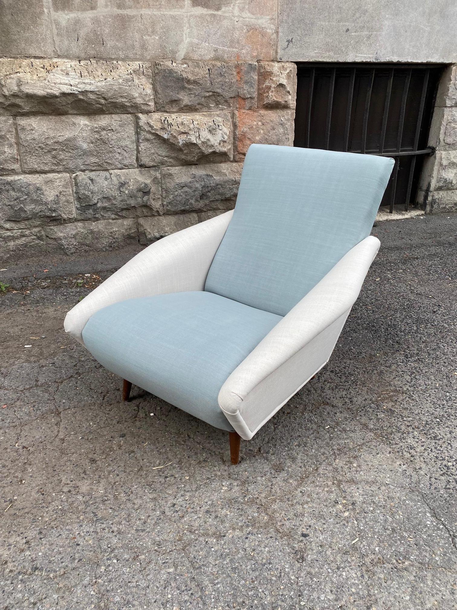 Distex Upholstered and Walnut Armchair Model 807 by Gio Ponti For Sale 3