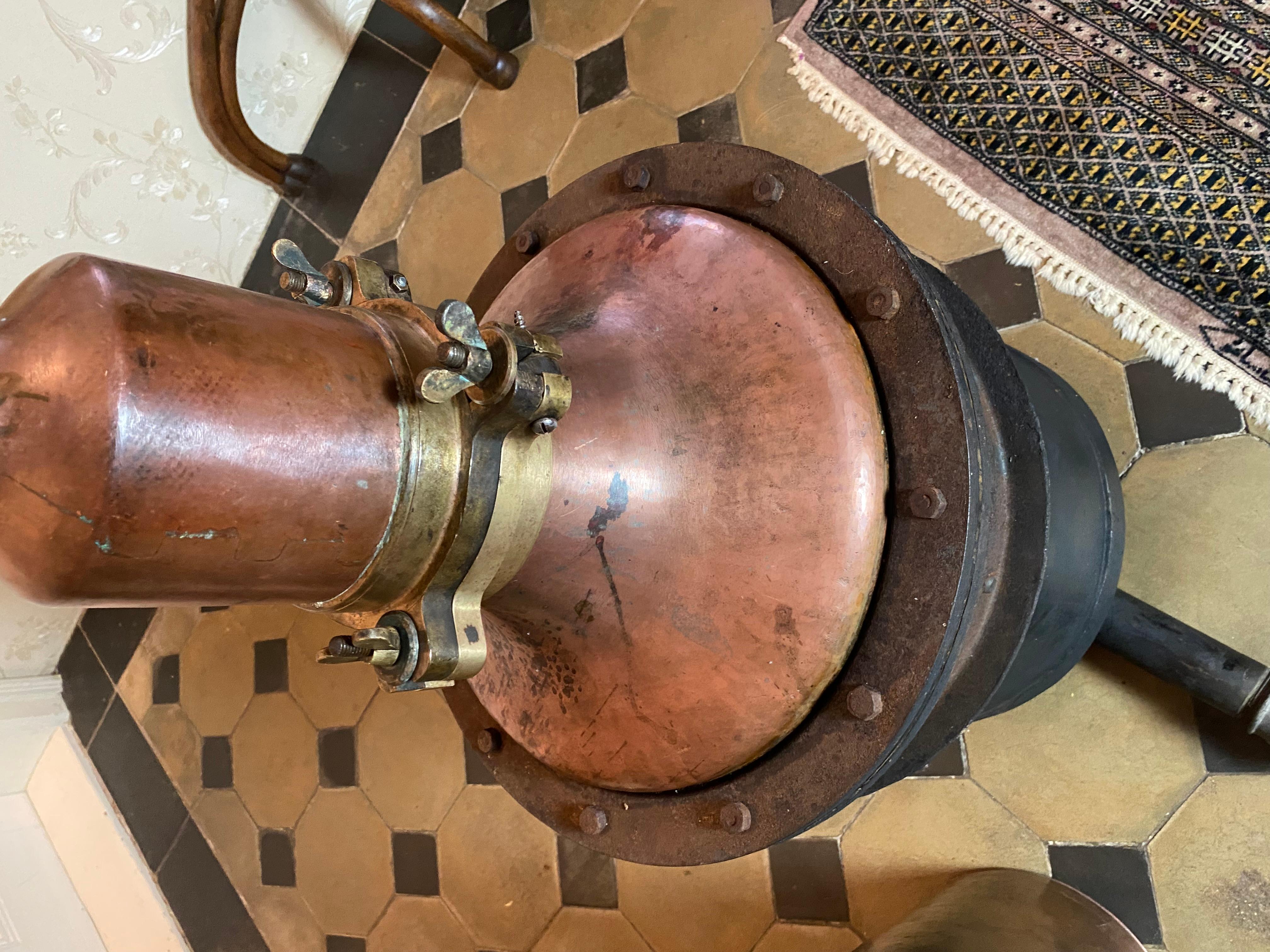 20ième siècle Colonne de distillation en vente