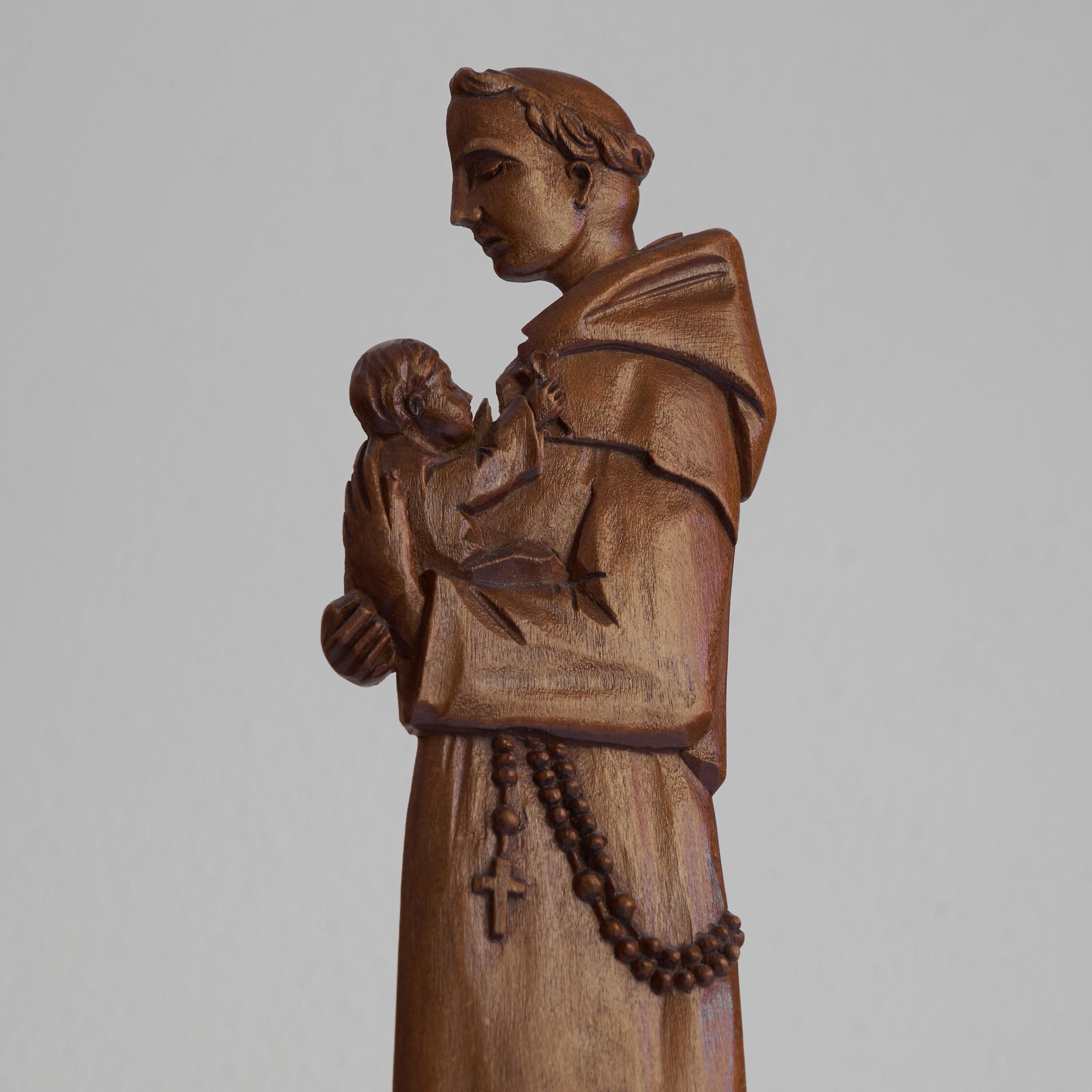 Handgeschnitzte Art-déco-Skulptur eines religiösen Mannes, markant (Art déco) im Angebot